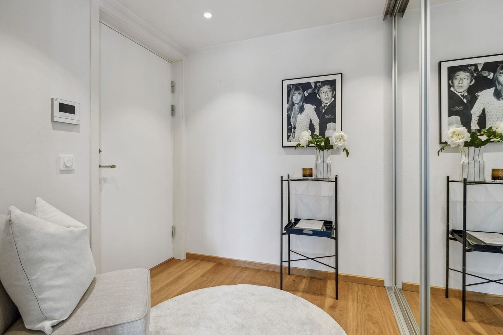 En stor skyvedørsgarderobe i entréen gir rikelig med plass til oppbevaring av yttertøy og sko, samtidig som speilflatene bidrar til å forsterke romfølelsen. Galleribilde