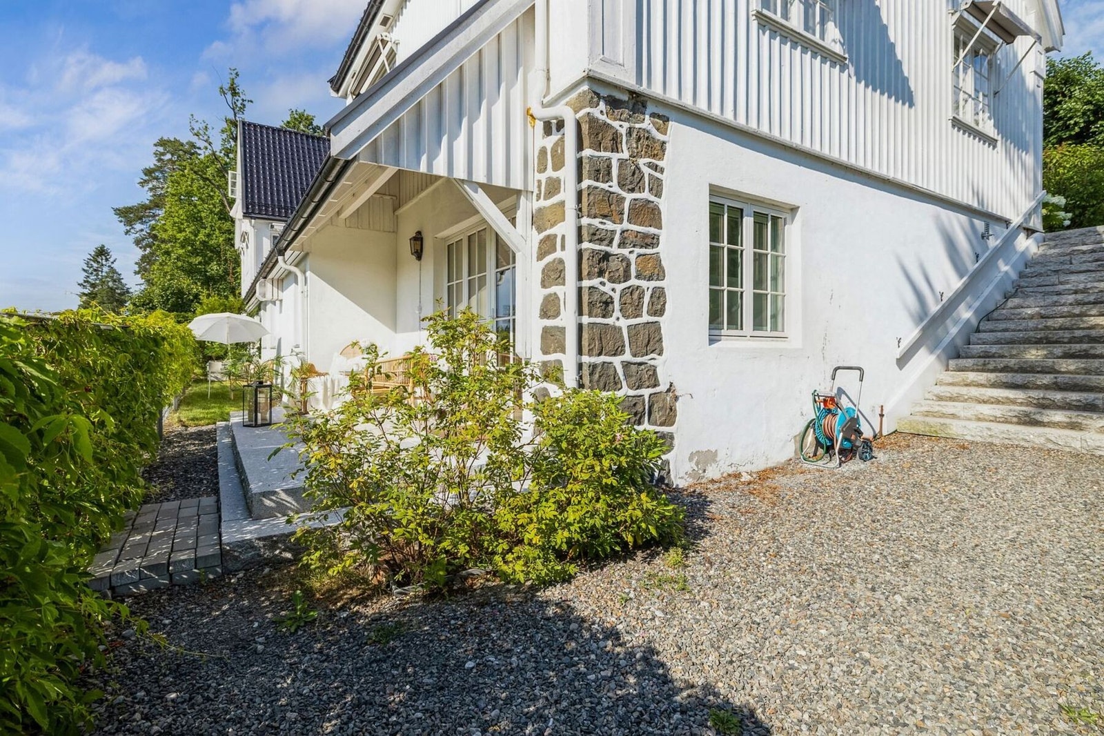 Leiligheten ligger på bakkeplan og er tilpasset deg over 55 år som ønsker et enklere liv uten å gi slipp på kvalitet og komfort. Galleribilde