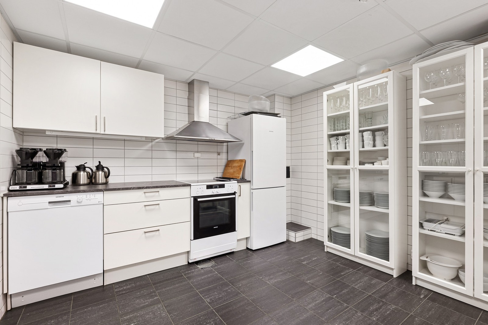 I tilknytning til peisestue, er det tilgang til fullt utstyrt kjøkken. Galleribilde