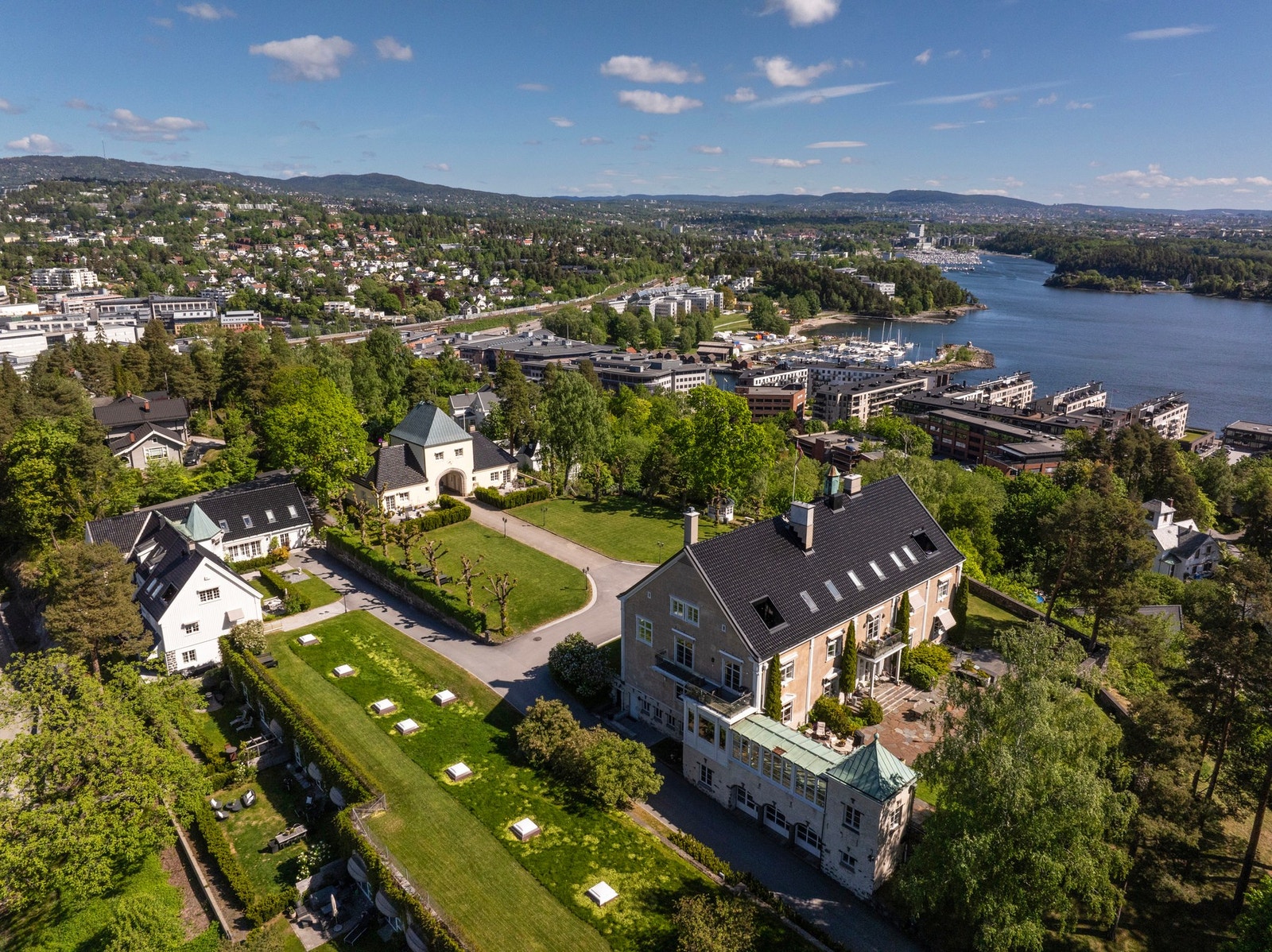 Tomten er på ca. 8,8 mål med store parkmessige grøntarealer og idylliske forhold. Galleribilde