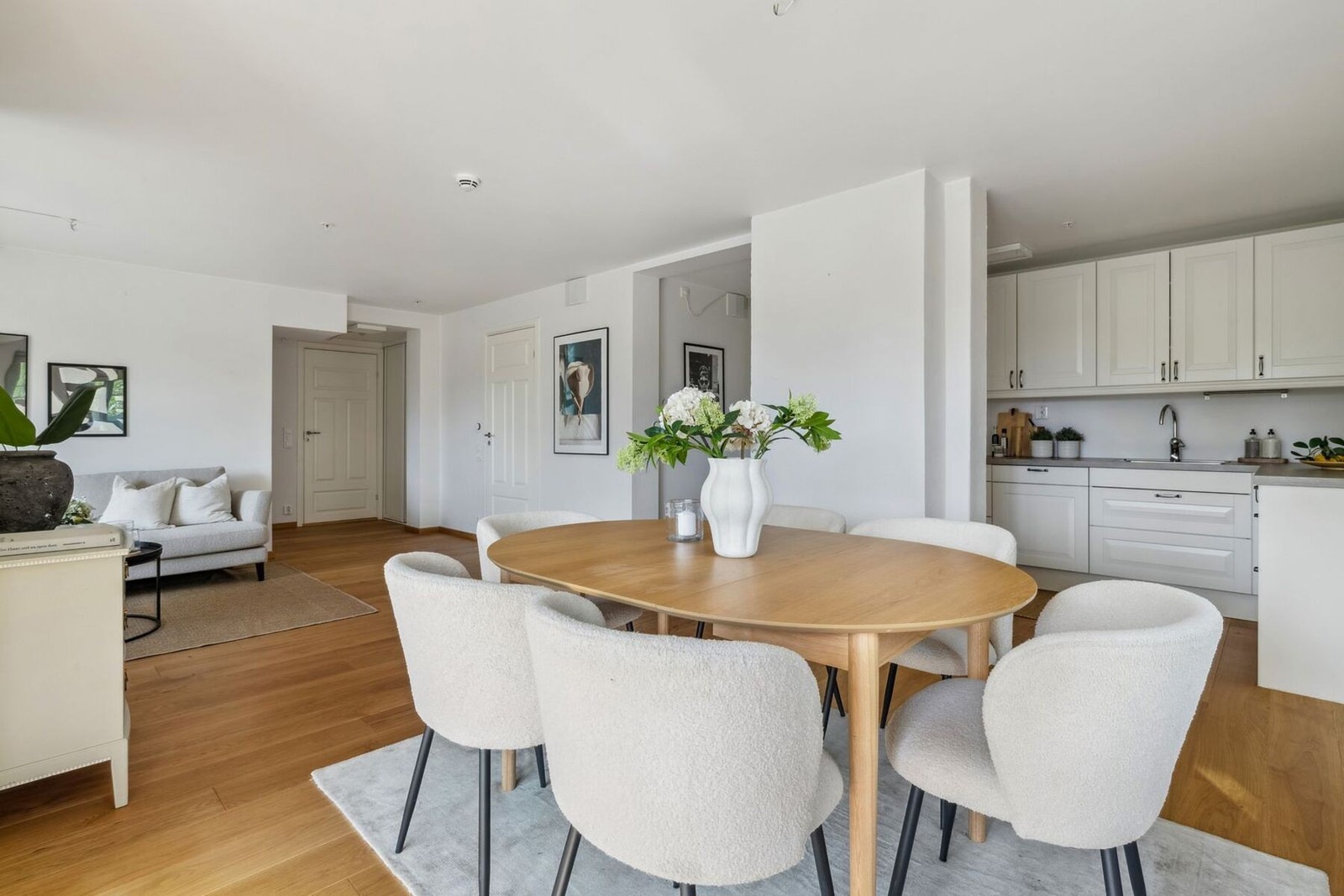 Et langstrakt spisebord finner sin naturlige plass i forlengelsen av kjøkkenet. Galleribilde