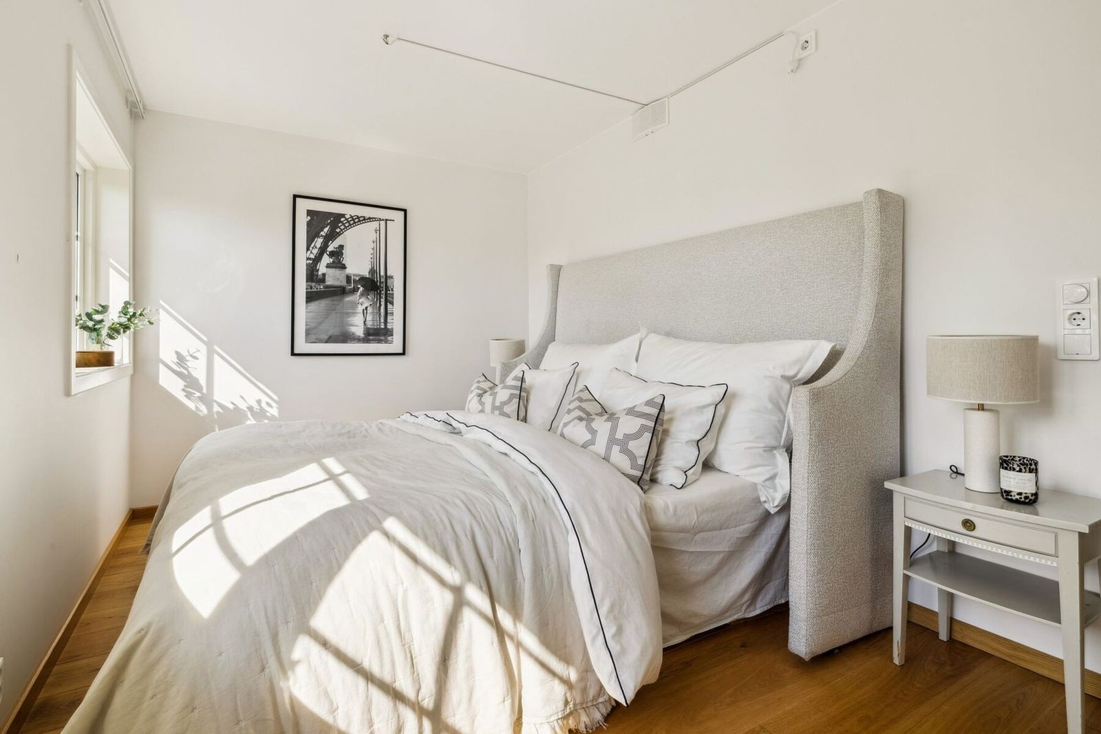 Soverommet har en god størrelse og gir plass til dobbeltseng med nattbord på hver side. Galleribilde