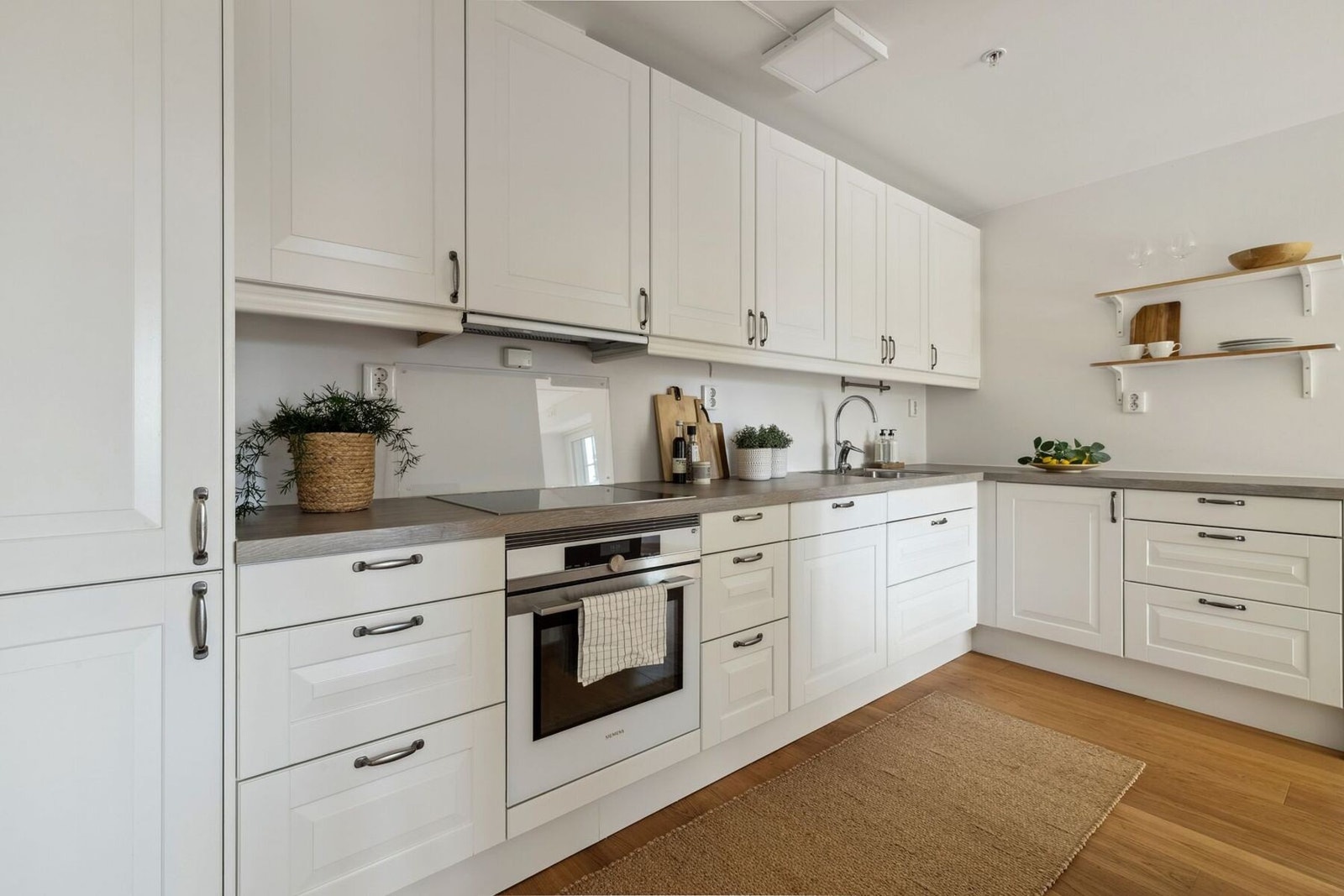 Innredningen er levert av Sigdal og byr på rikelig med skapplass og gode arbeidsflater. Galleribilde