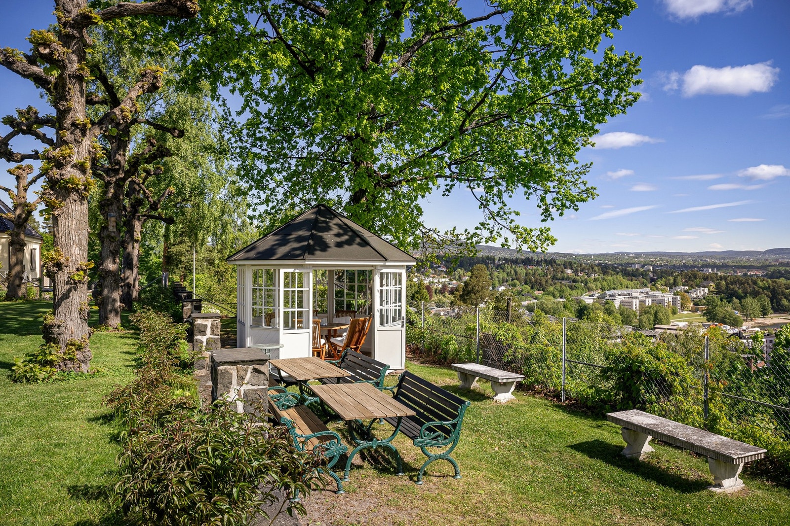 Lagåsen ligger mellom Fornebu/Snarøya og Bygdøy, omkranset av vakker og bevart natur samt historiske bygninger som Polhøgda - Fridtjof Nansens hjem. Galleribilde