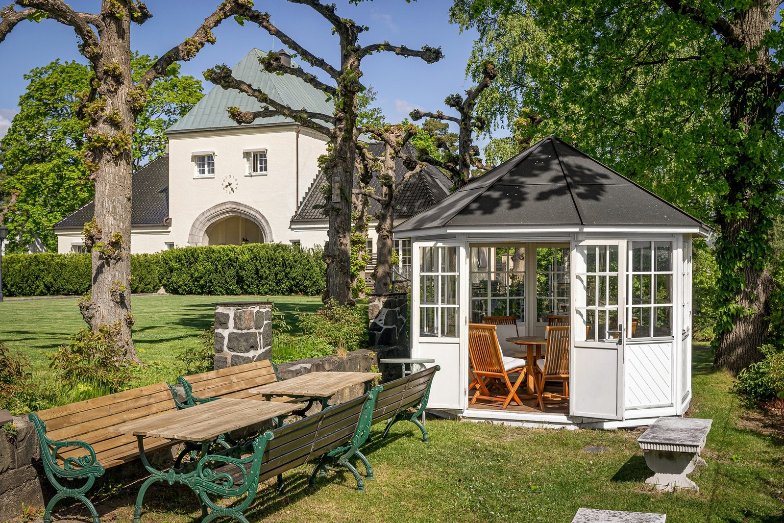 Lysthuset kan benyttes året rundt, da det er både elektrisitet og oppvarming. Galleribilde