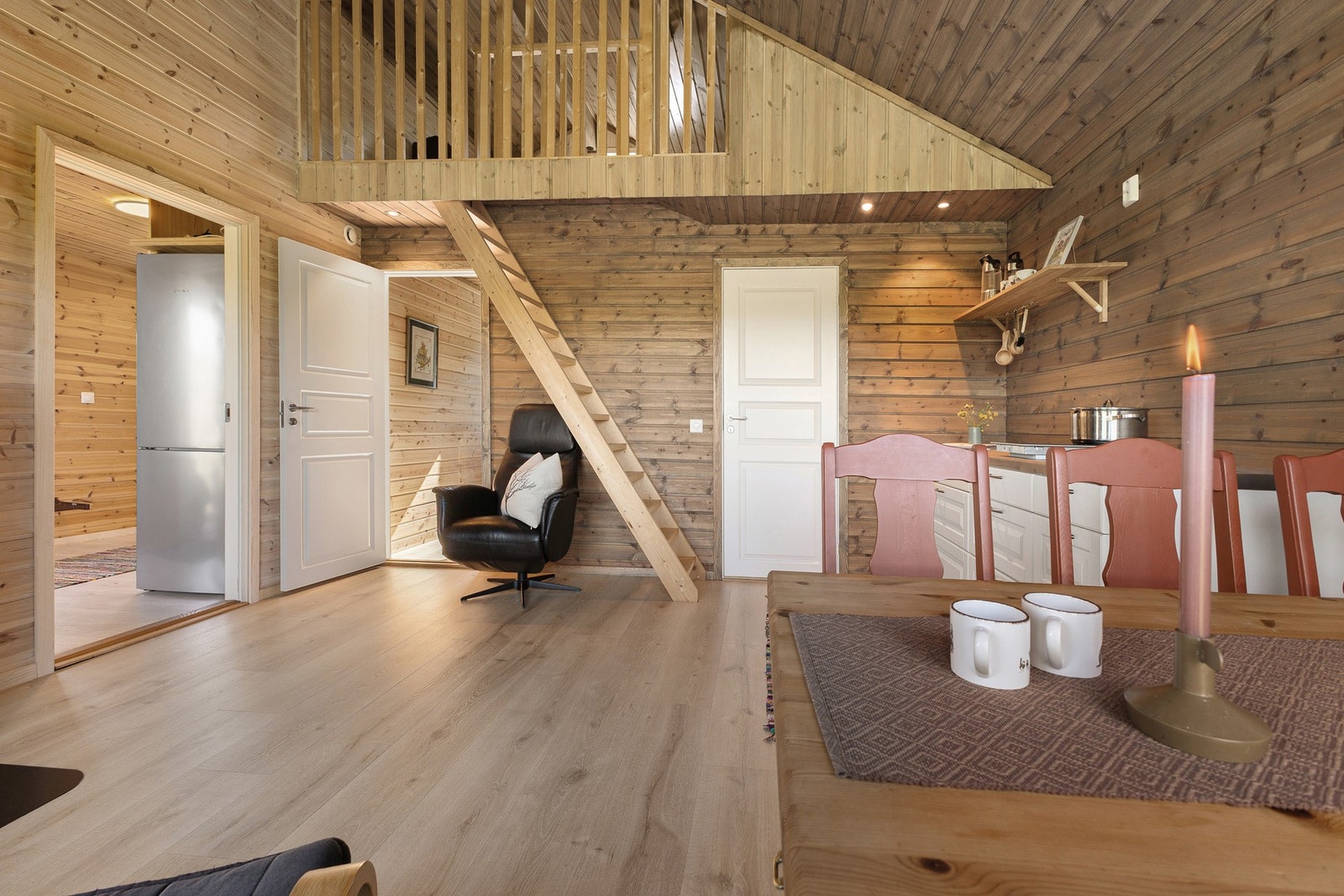 Fra stua er det stige opp til hems med loftstue Galleribilde