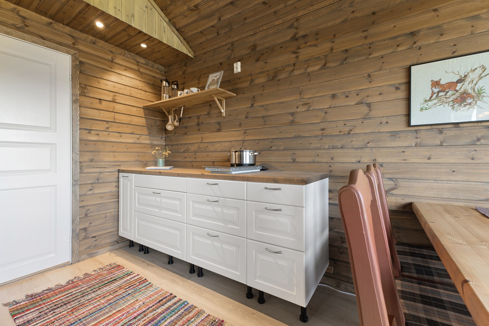 Enkelt hyttekjøkken - her er det lagt frem kurs for komfyr Galleribilde