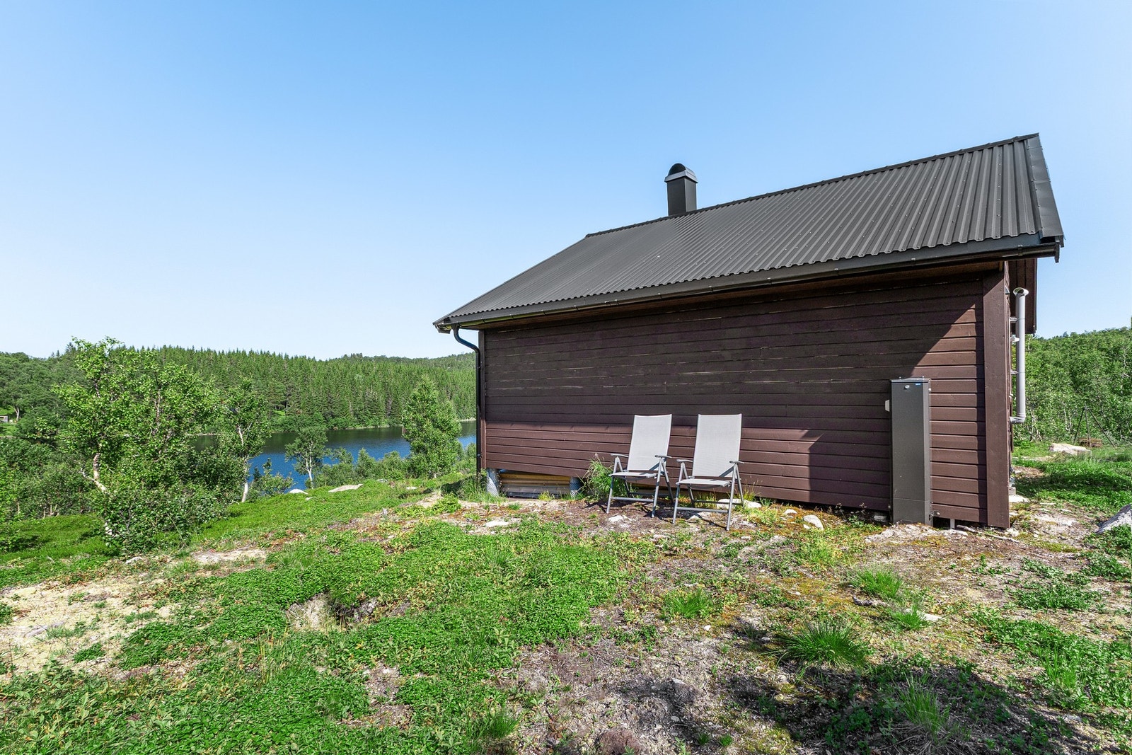 Her kan du nyte solrike dager i hytteveggen Galleribilde