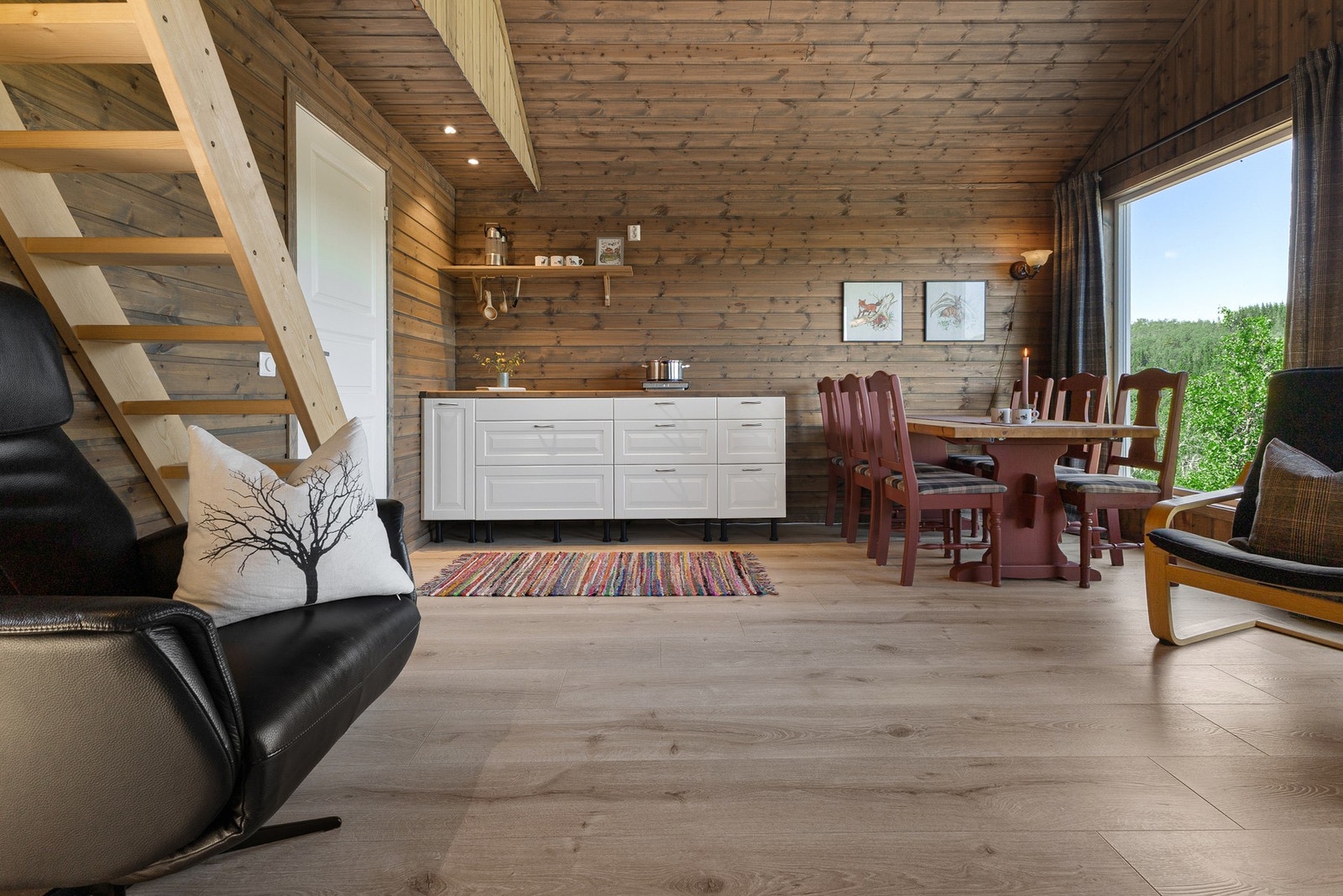 I stua er spisestuen plassert i fin tilknytning til de store stuevinduene som slipper inn masse dagslys Galleribilde