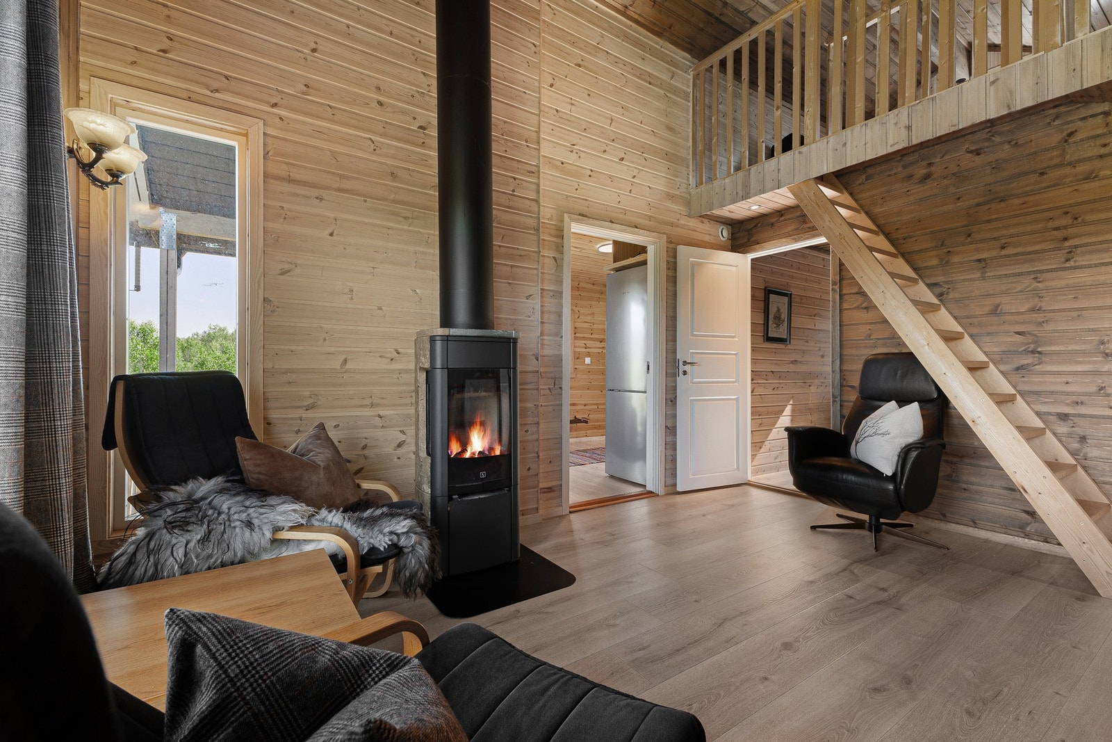 Stua har generøs takhøyde som sørger for en meget god romfølelse Galleribilde