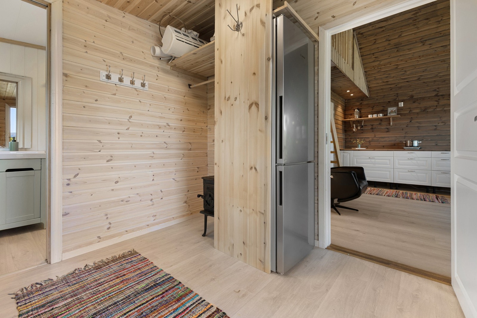 Gangen byr på gode hylleløsninger, og her er det også plass til et stort kjøle- og fryseskap Galleribilde