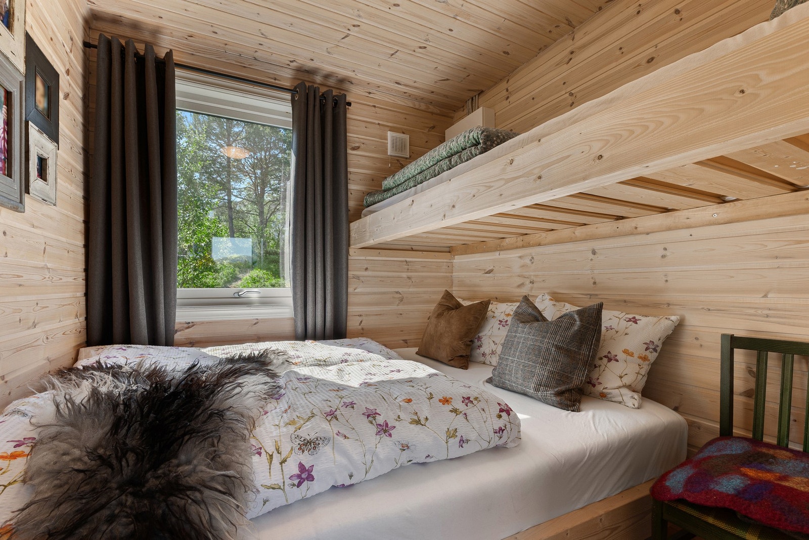 Soverom nr 1 med plassbygde senger, her er det hele tre sengeplasser Galleribilde