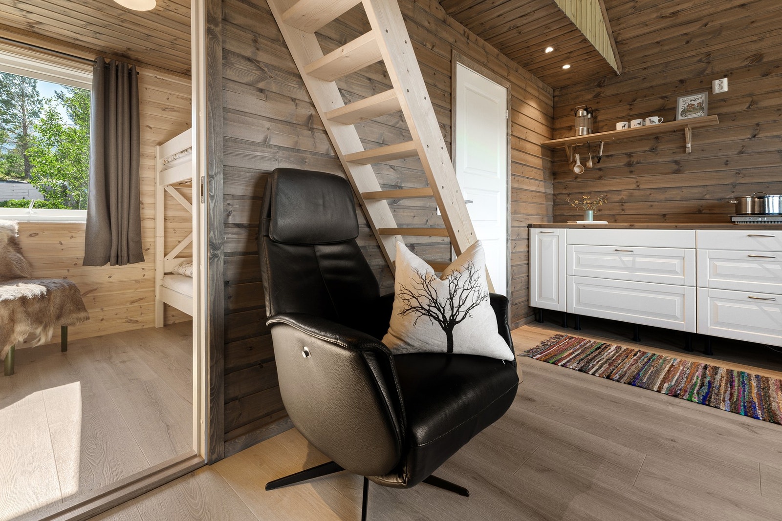 Inngang til begge soverom fra stua Galleribilde