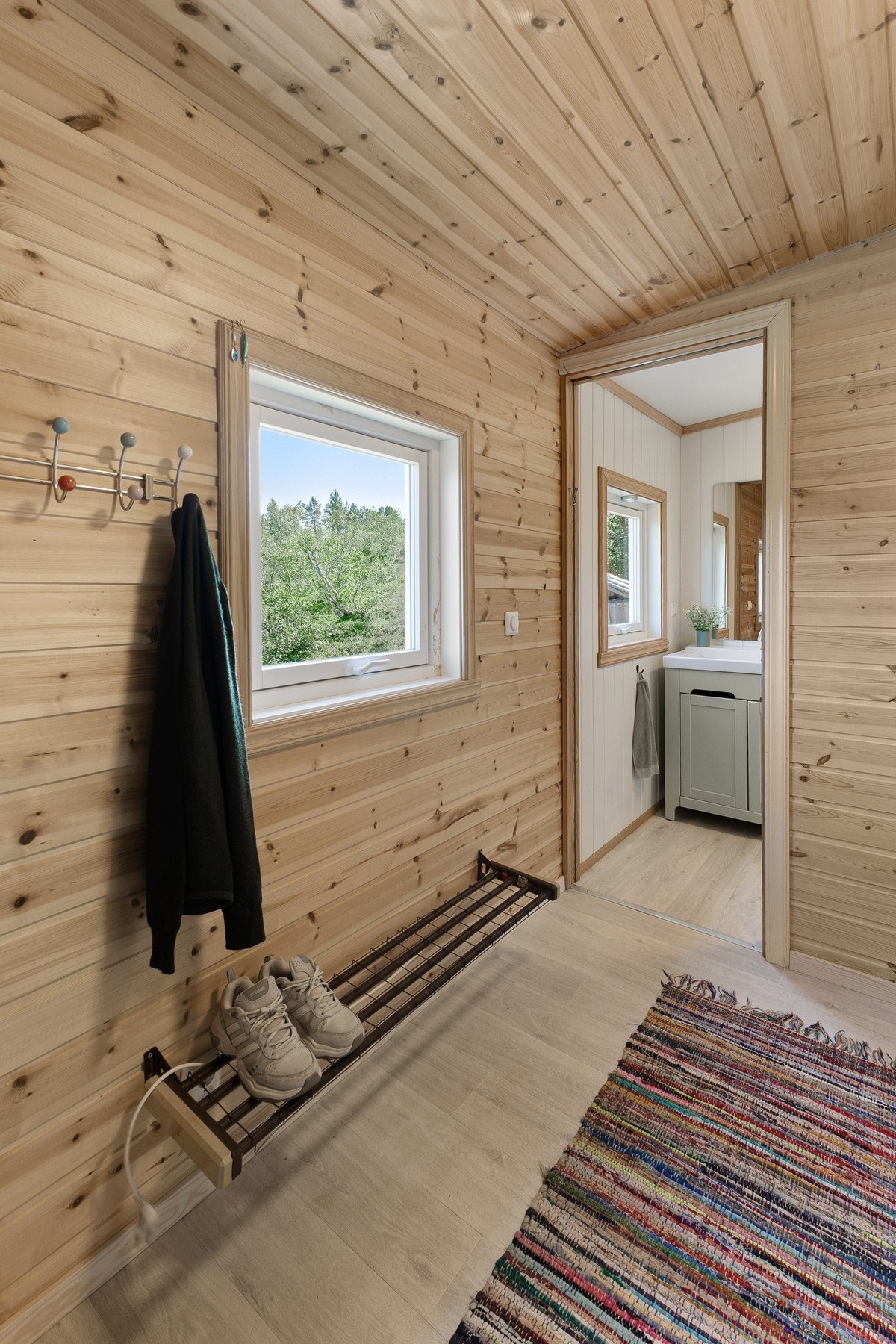 Praktisk med adkomst til toalettrom fra entréen Galleribilde