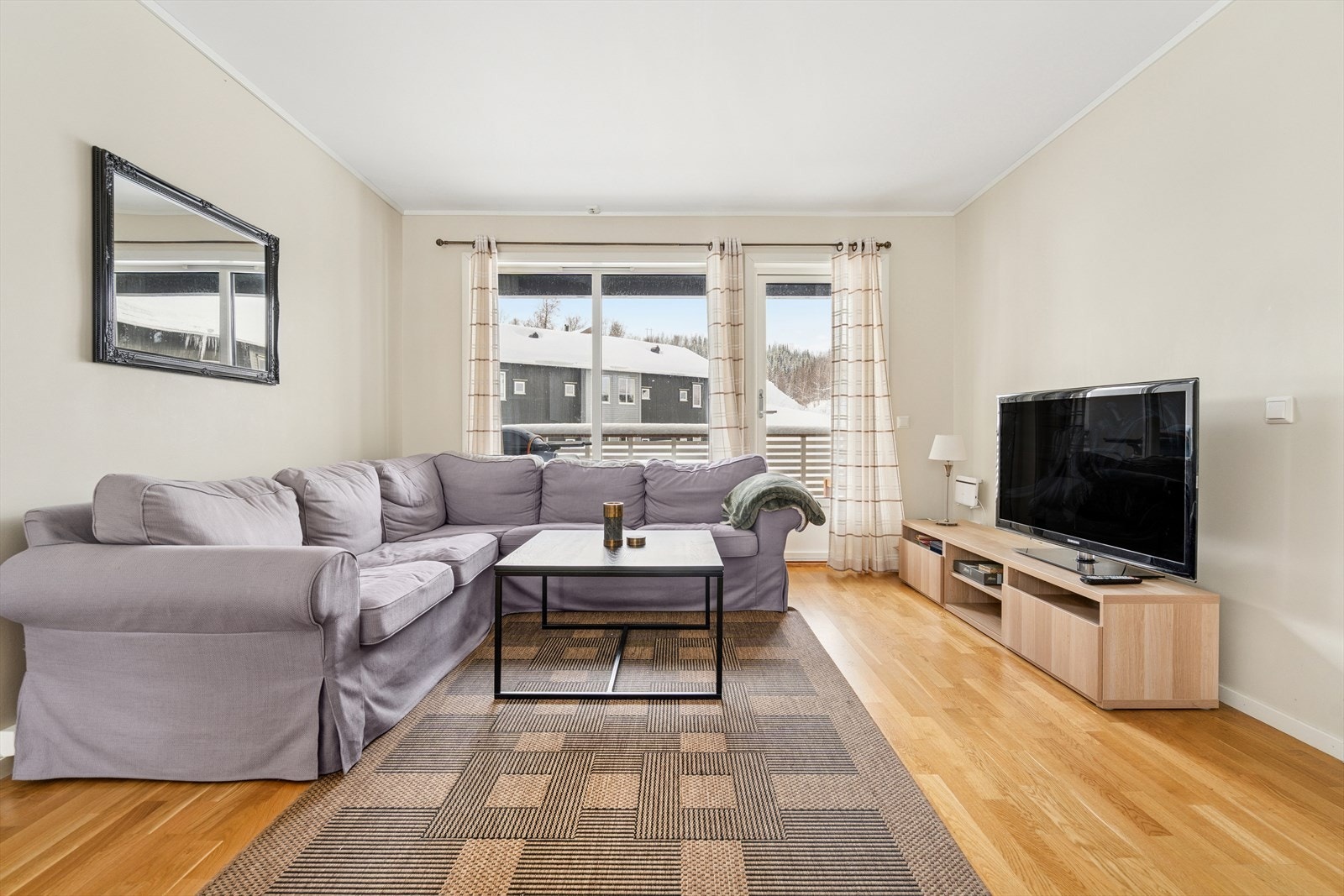 Det er store vindusflater som skaper en luftig atmosfære og fra stuen er det utgang til balkongen Galleribilde