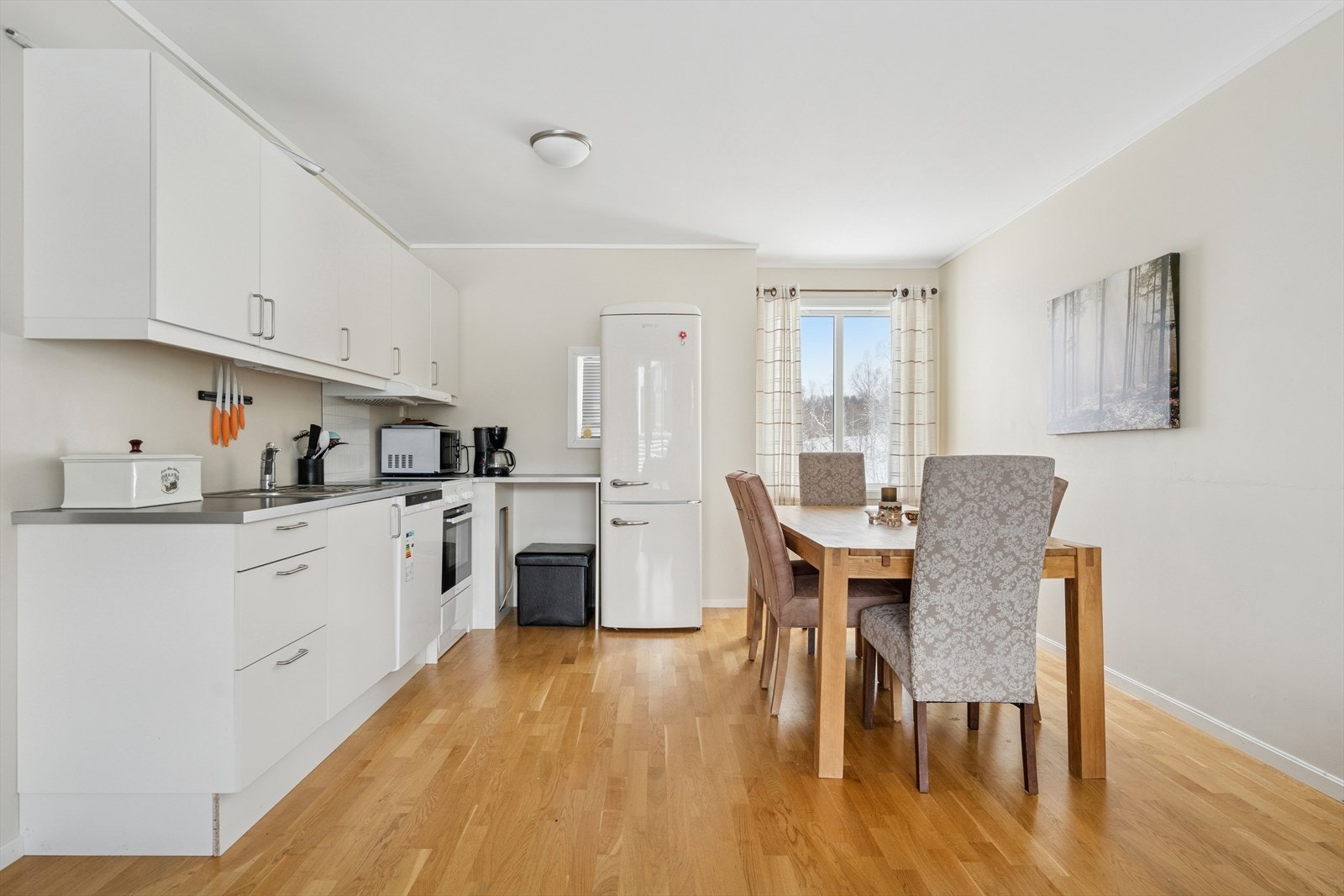 Plassen er godt utnyttet, noe som gir mye skap- og benkeplass Galleribilde