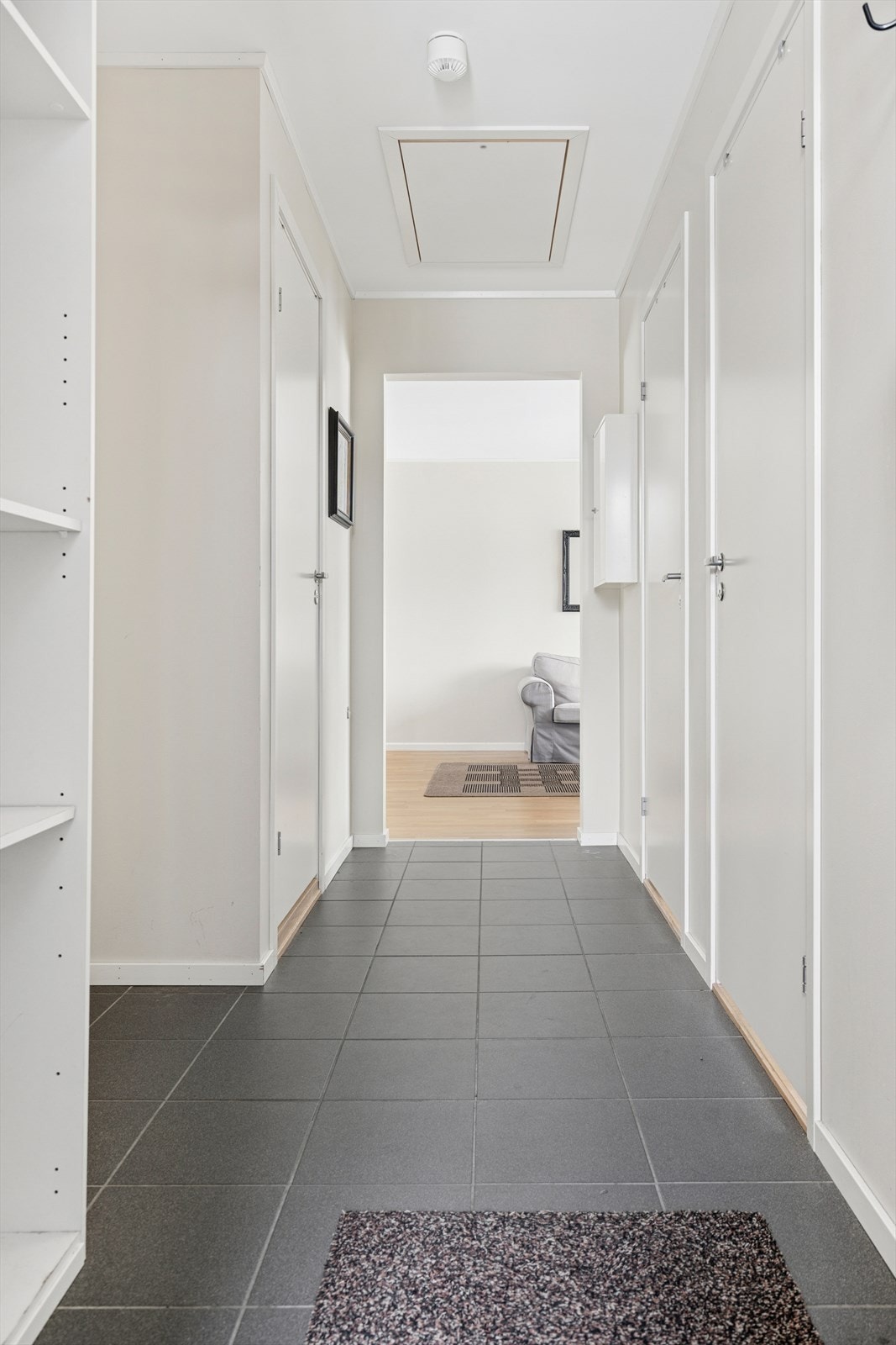 Herfra har du adkomst til badet, de tre soverommene og videre inn i stue/kjøkken Galleribilde