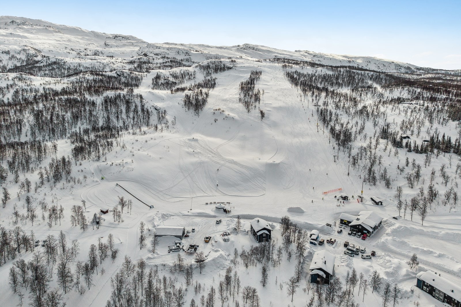 Sulitjelma Fjellandsby har en alpinbakke på 800 meter med 7 traseer og terrengpark som passer alle nivåer Galleribilde