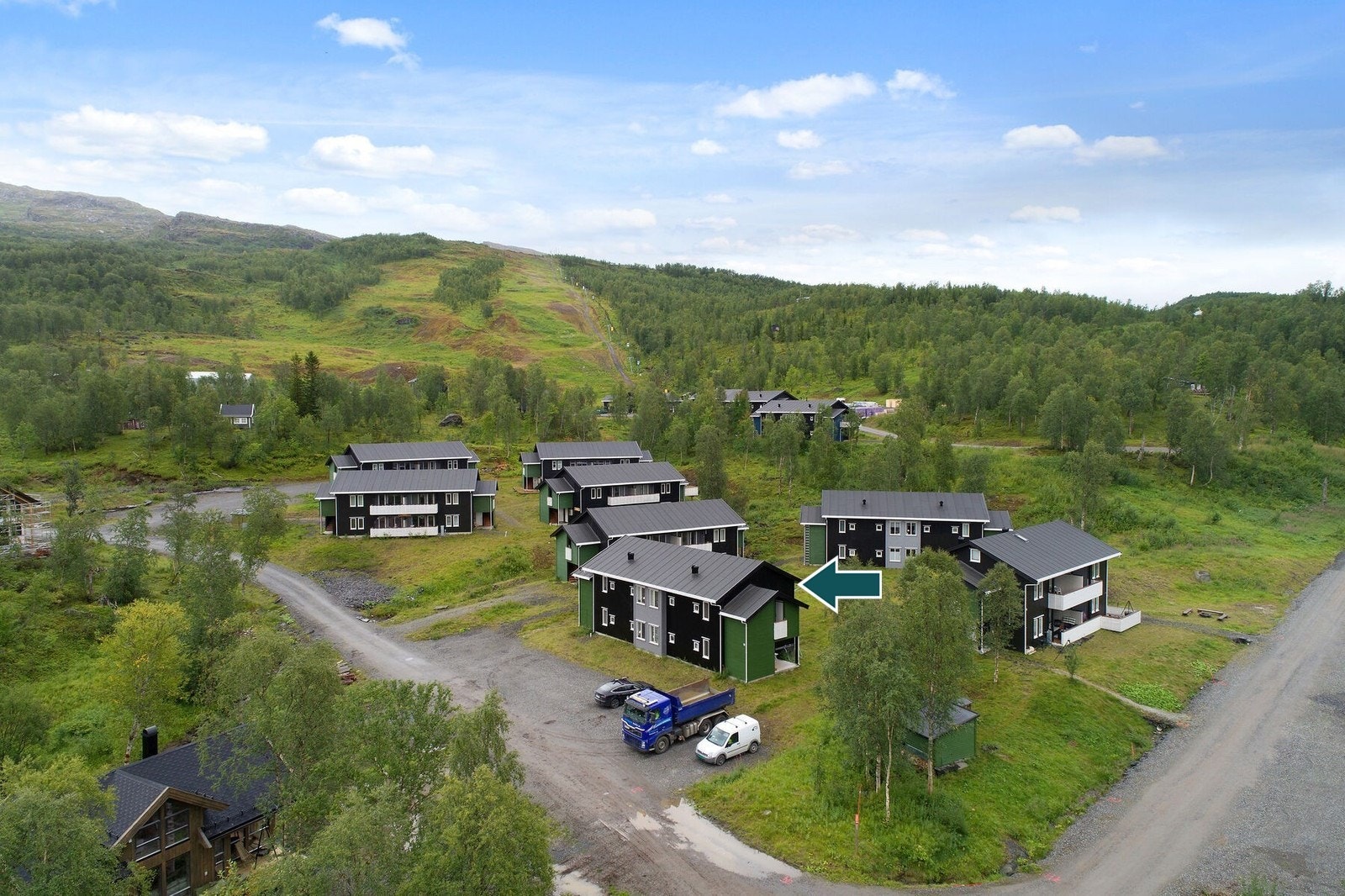 Det medfølger ikke egen parkeringsplass, men det er flere felles parkeringsplasser i områder (den nærmeste like utenfor døren) Galleribilde