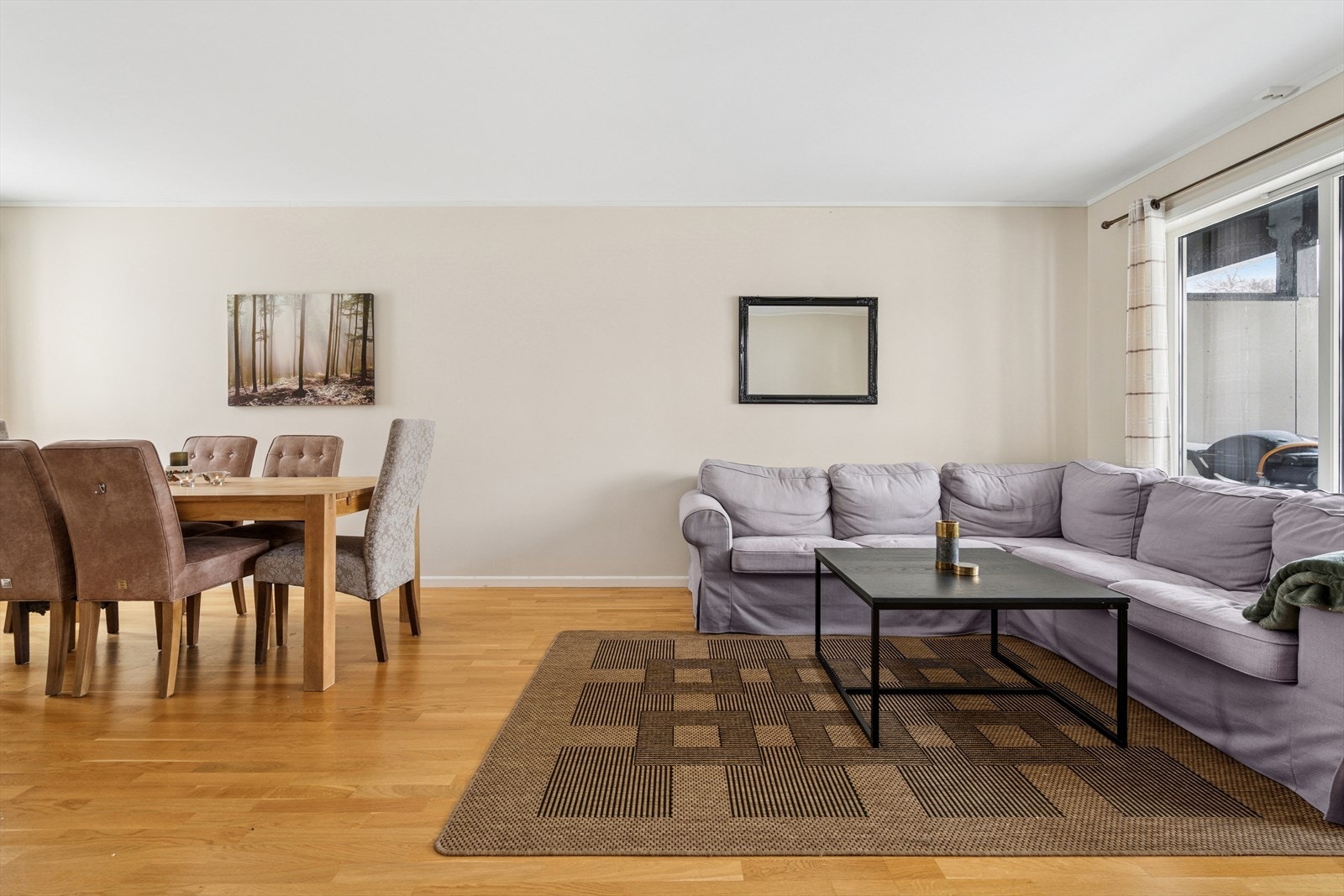 Rommet er møbleringsvennlig utformet med god plass til både sofakrok og spisegruppe Galleribilde