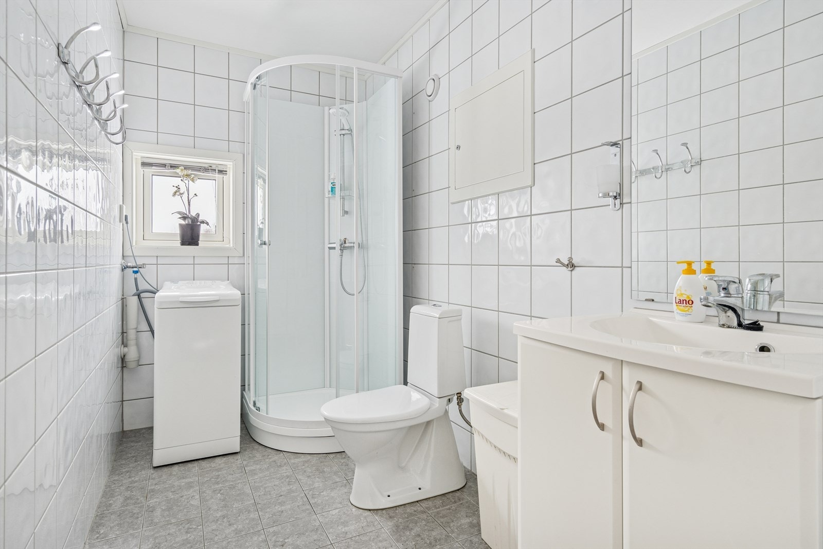 Her finner du toalett, dusjkabinett (fra 2024), vaskemaskin og baderomsinnredning i hvit utførelse Galleribilde