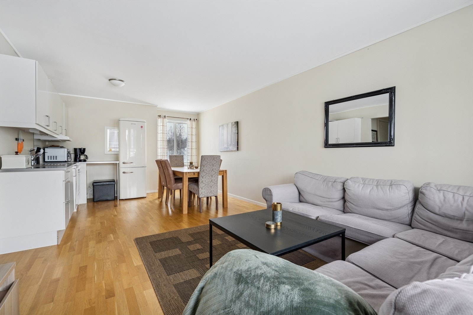 Leiligheten selges møblert med bl.a. hvitevarer, sofa, spisegruppe og senger Galleribilde