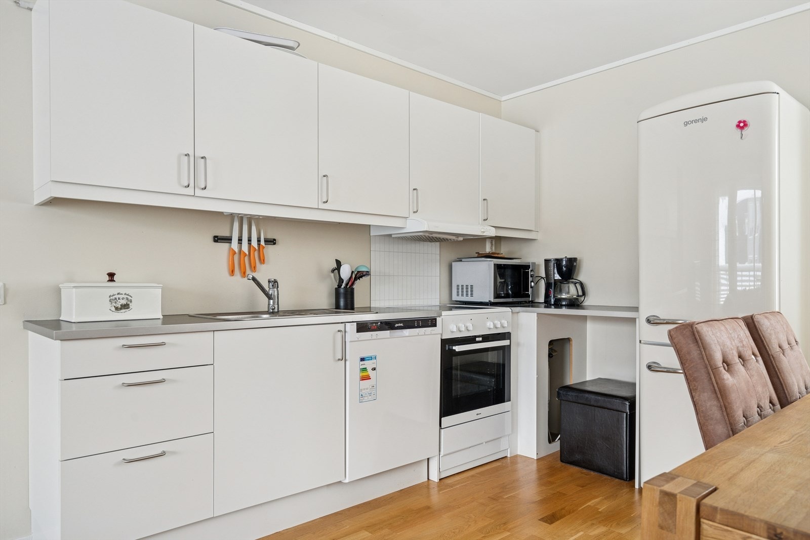 Komfyr, oppvaskmaskin og kombiskap kjøl/frys medfølger (kombiskap og oppvaskmaskin av nyere dato) - Videre er det kjøkkenventilator med mekanisk avtrekk (felles for bad og kjøkken) Galleribilde