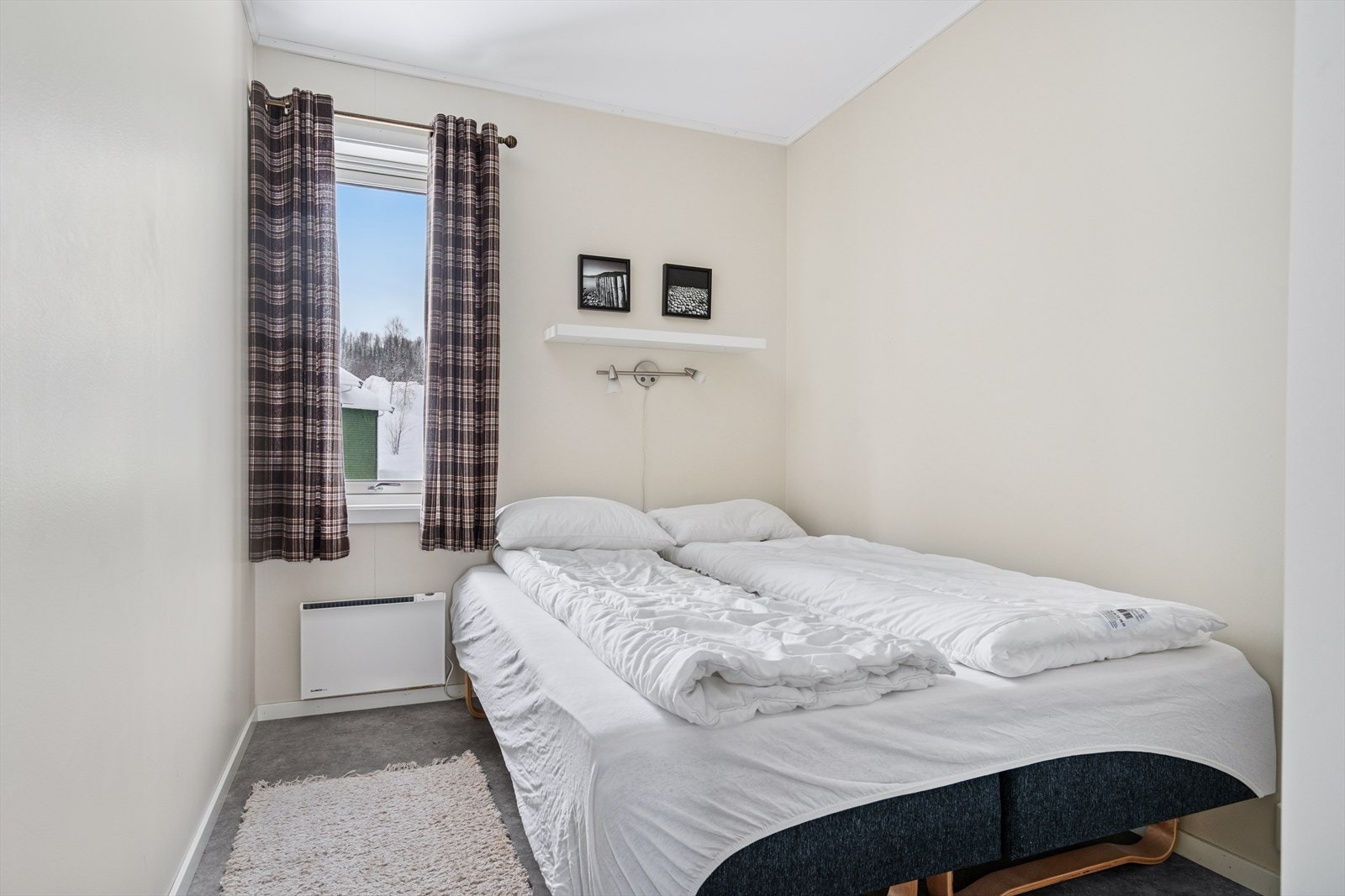 Soverom I - Hovedsoverommet er utstyrt med dobbeltseng og garderobeskap Galleribilde