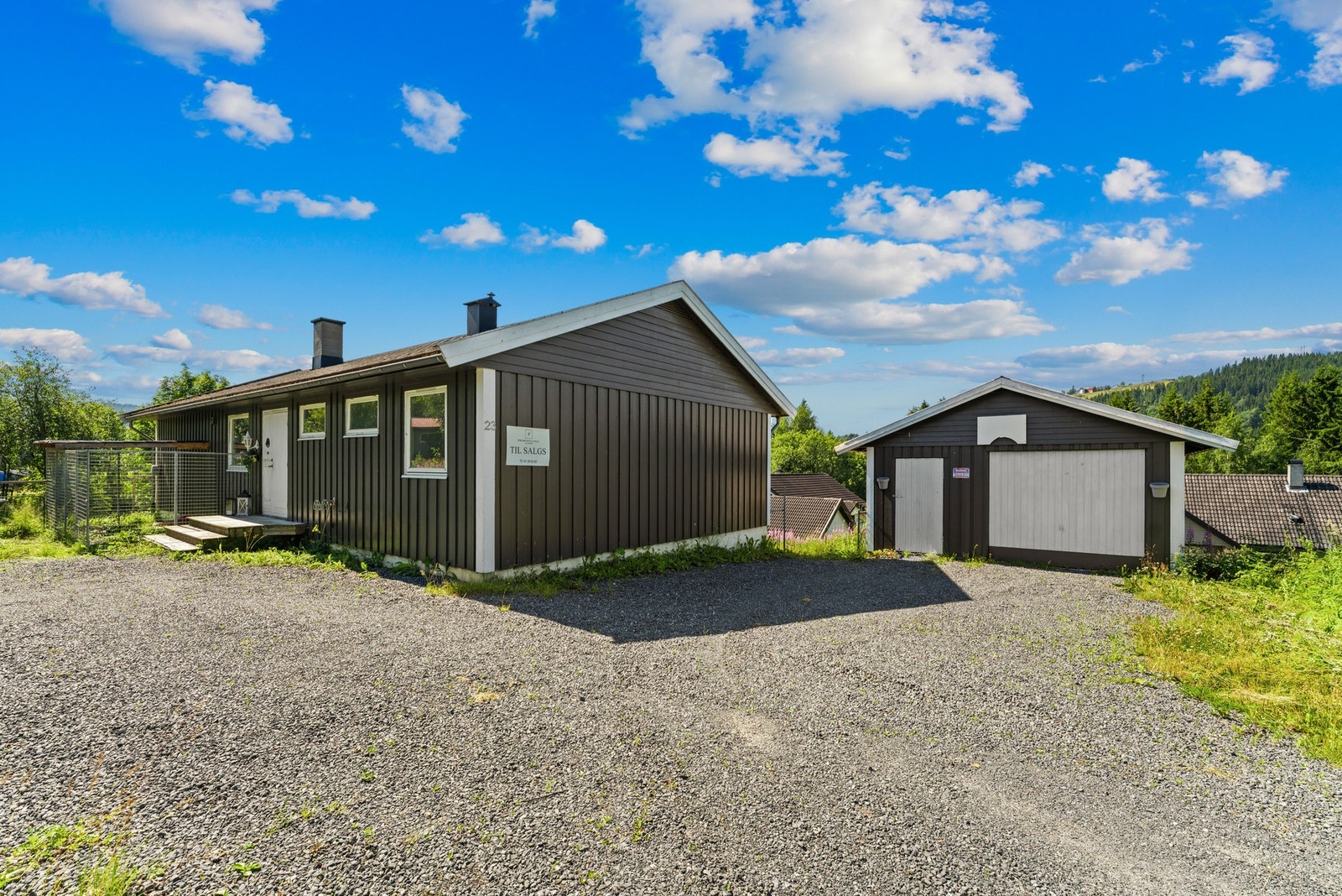 Flat og fin gårdsplass med garasje Galleribilde