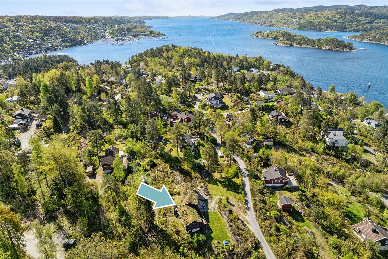 Fritidsboligen ligger høyt og fritt, og har nydelig fjordutsikt Galleribilde