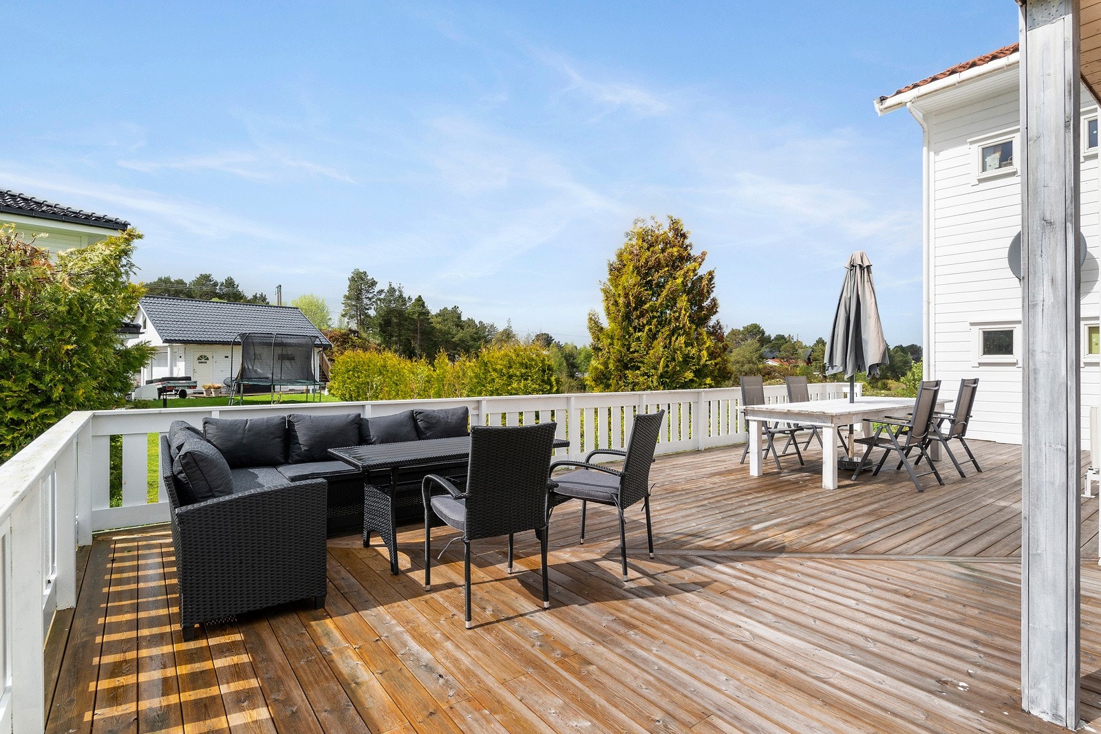 Ligger solrikt til, og plass til å innrede både med sittegrupper og grill. Galleribilde