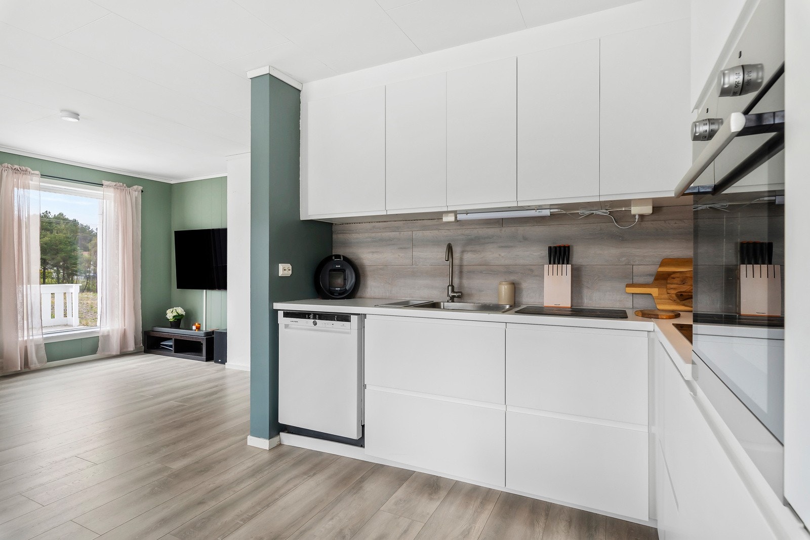 Her er det integrert stekeovn, og kjøl-/fryseskap. Også nisje for oppvaskmaskin. Galleribilde