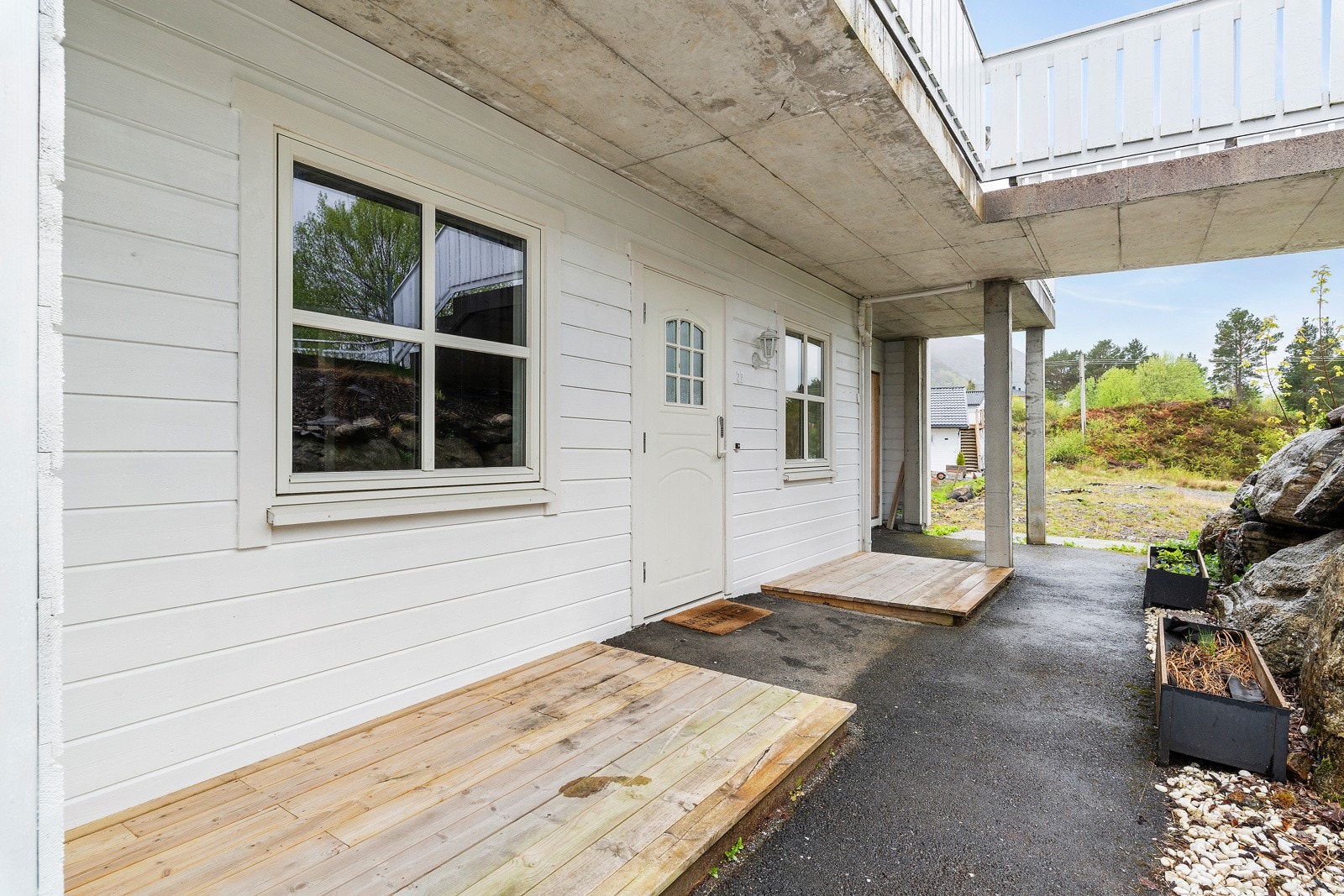 Ved inngangspartiet er det også en utvendig bod til lagring av bildekk og diverse. Galleribilde