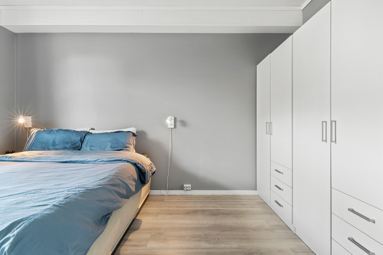 Her er det også et romslig plassbygd garderobeskap. Galleribilde