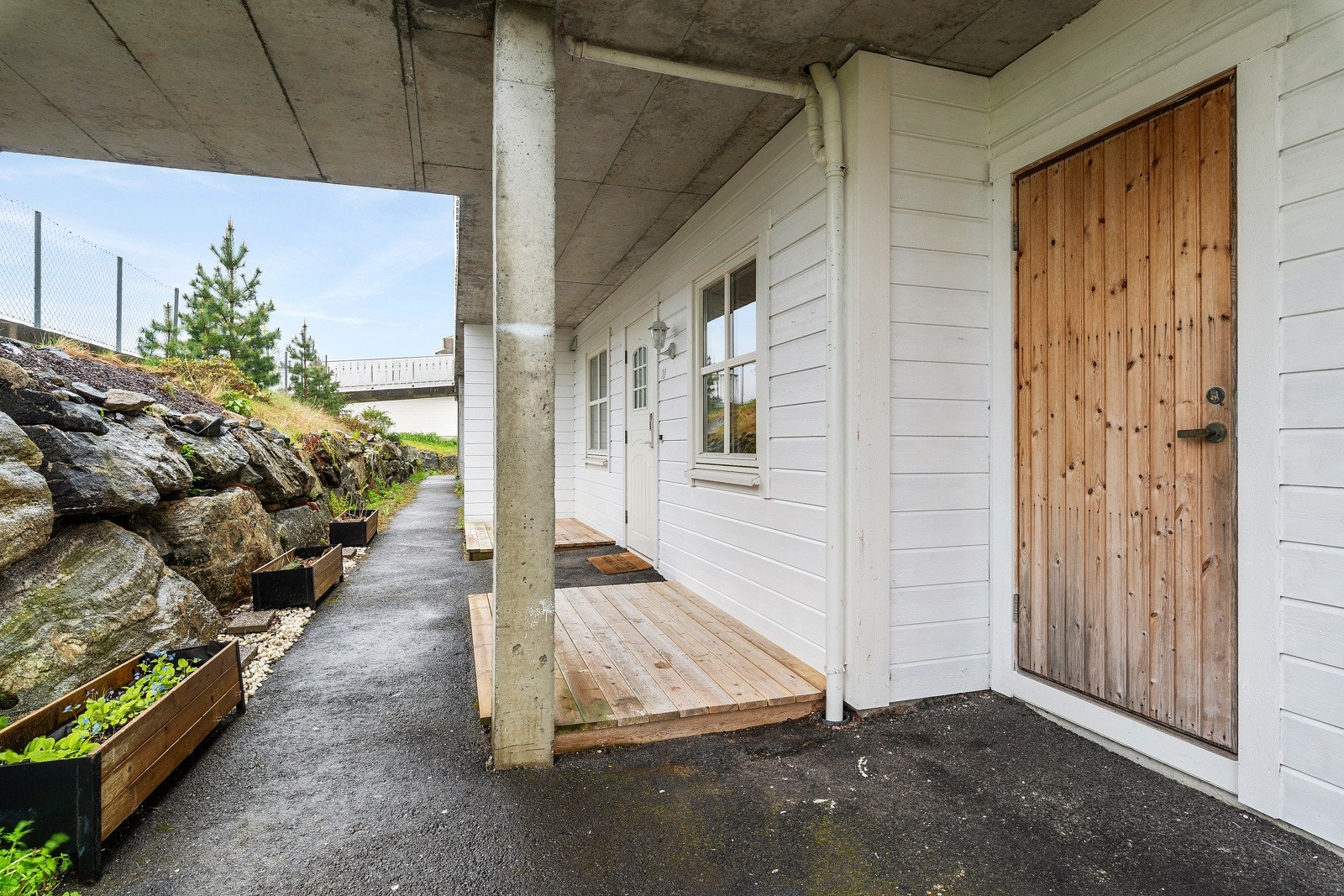 Vi ønsker velkommen inn gjennom det overbygde inngangspartiet. Galleribilde