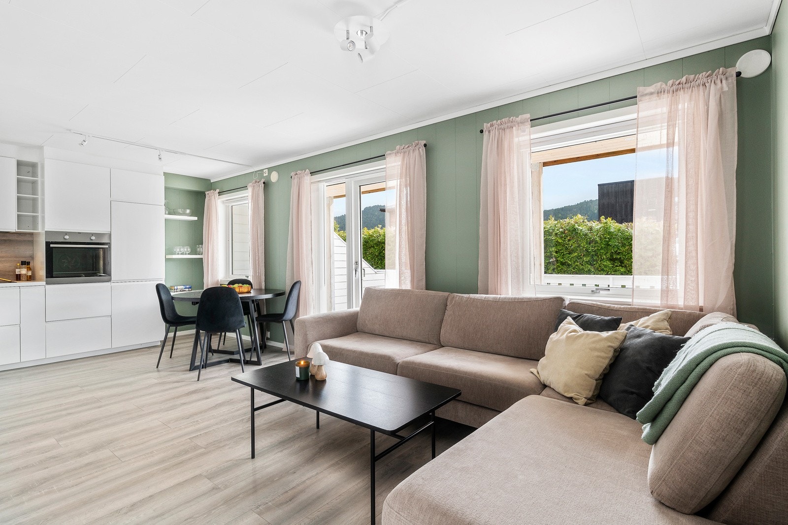 Her er det god plass til sofaseksjon, spisebord ved kjøkkenet og TV-benk. Galleribilde