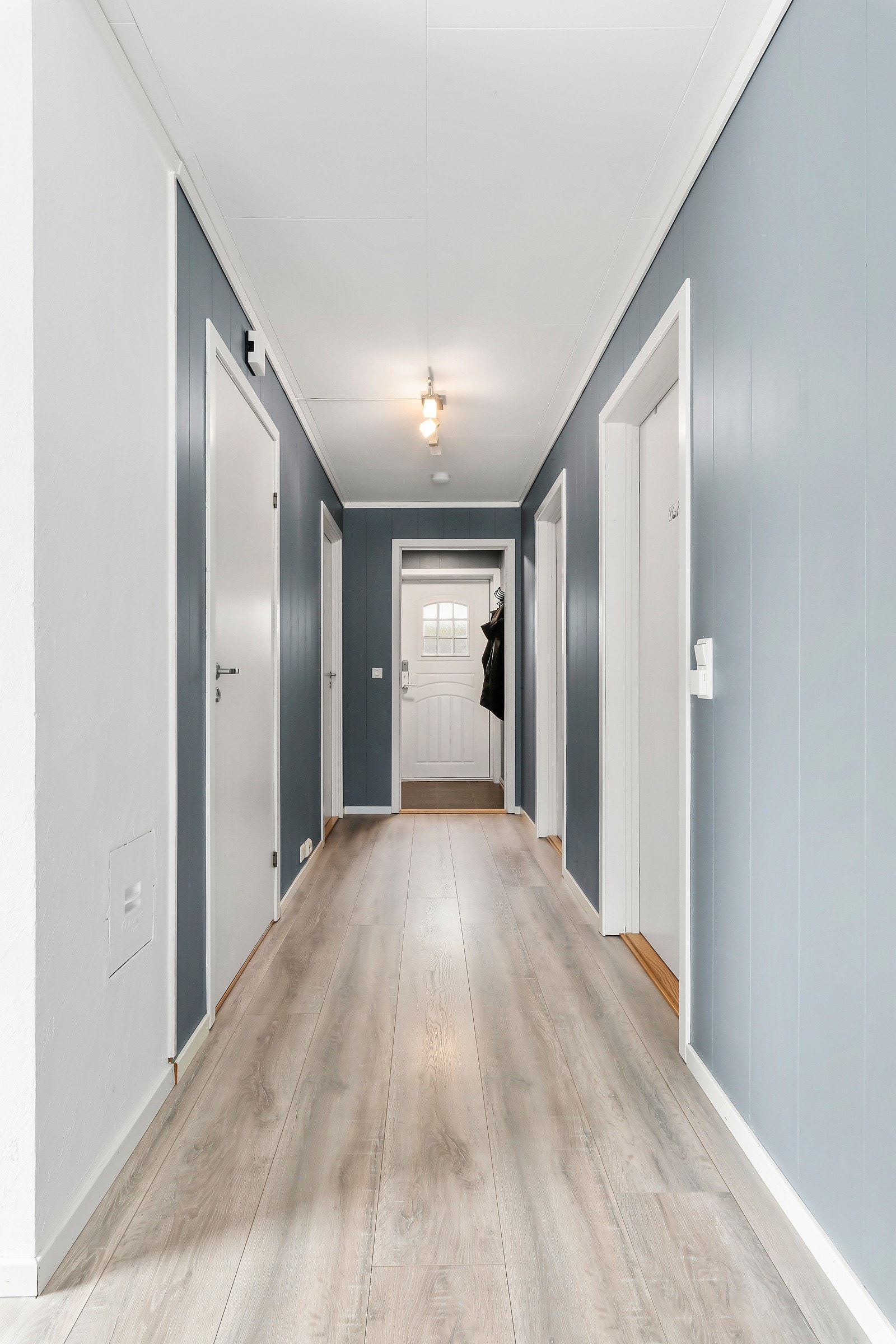 Gangen har adkomst til soverommene på hver side, bad og bod. Galleribilde