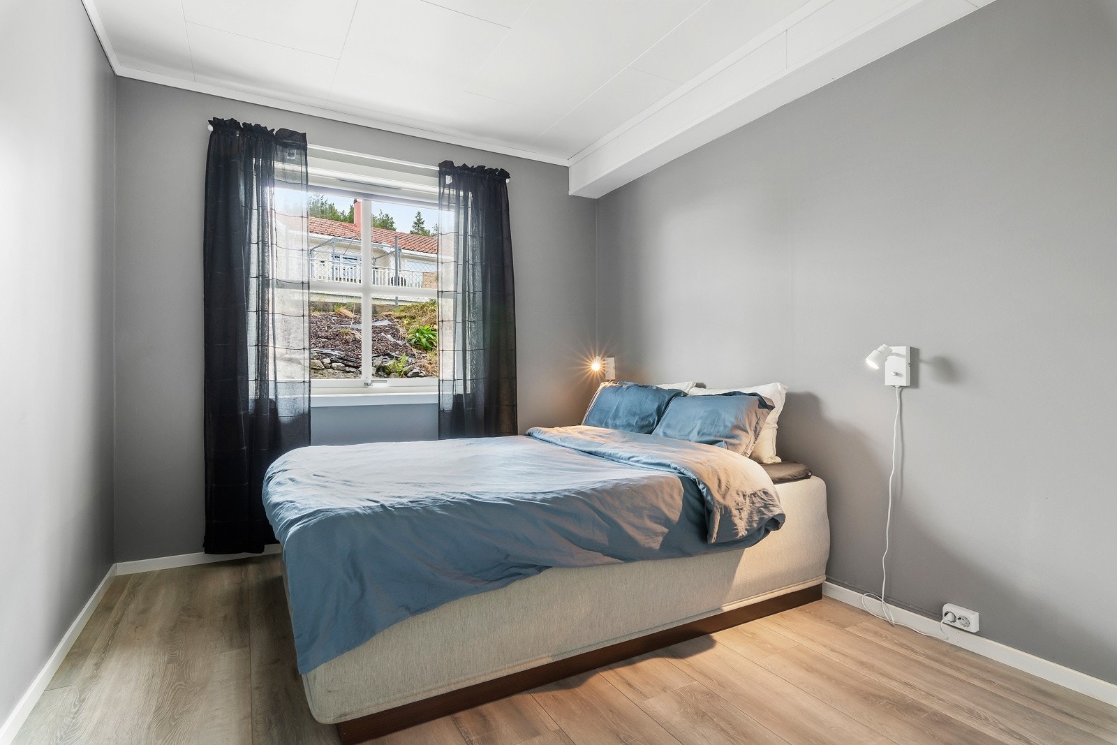 Hovedsoverommet har god plass til dobbeltseng og nattbord på hver side. Galleribilde