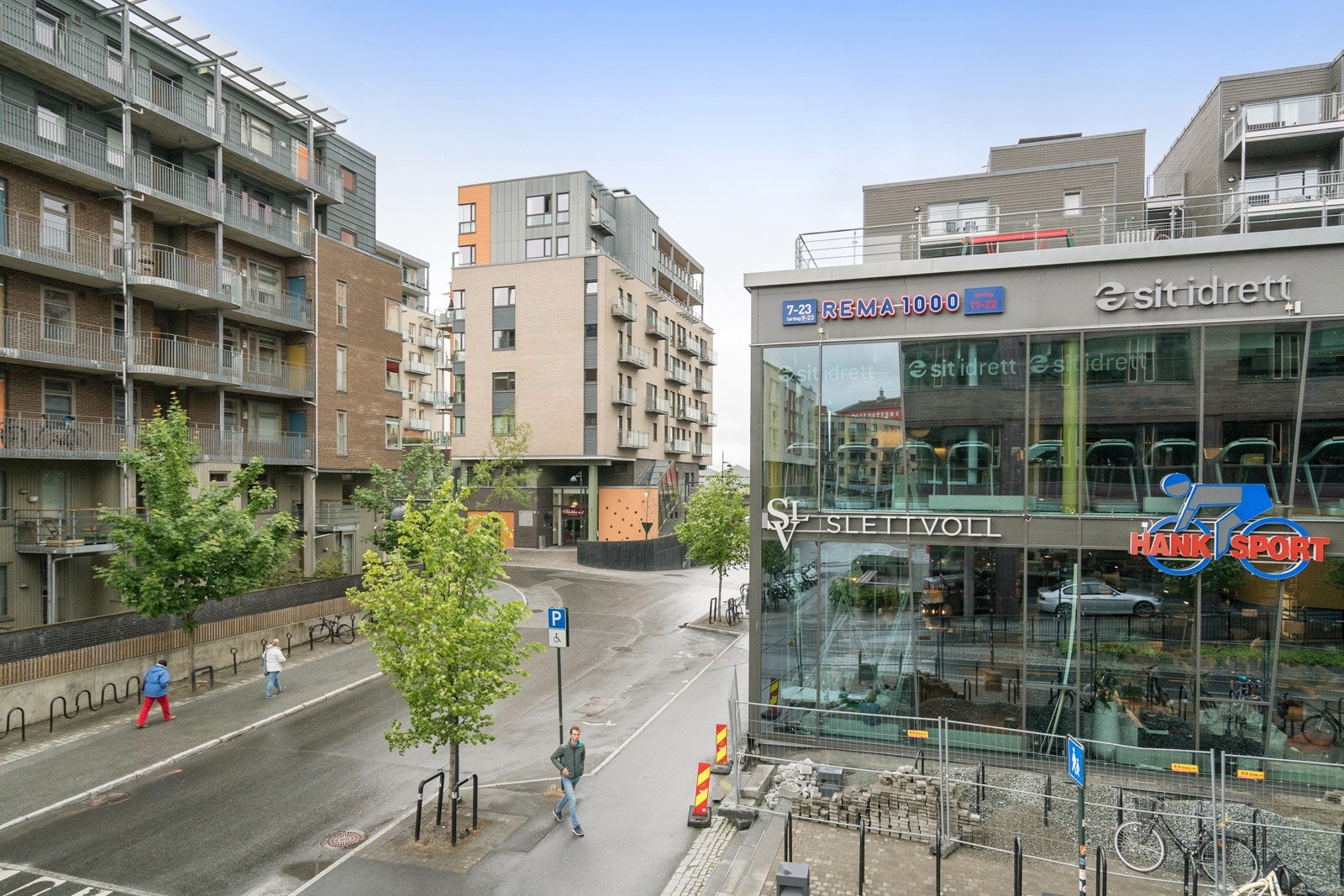 I nærområdet har man en rekke ulike treningssenter å velge blant. I gangavstand ligger 3T, Fresh Fitness, SiT, Impulse og mange flere. Galleribilde