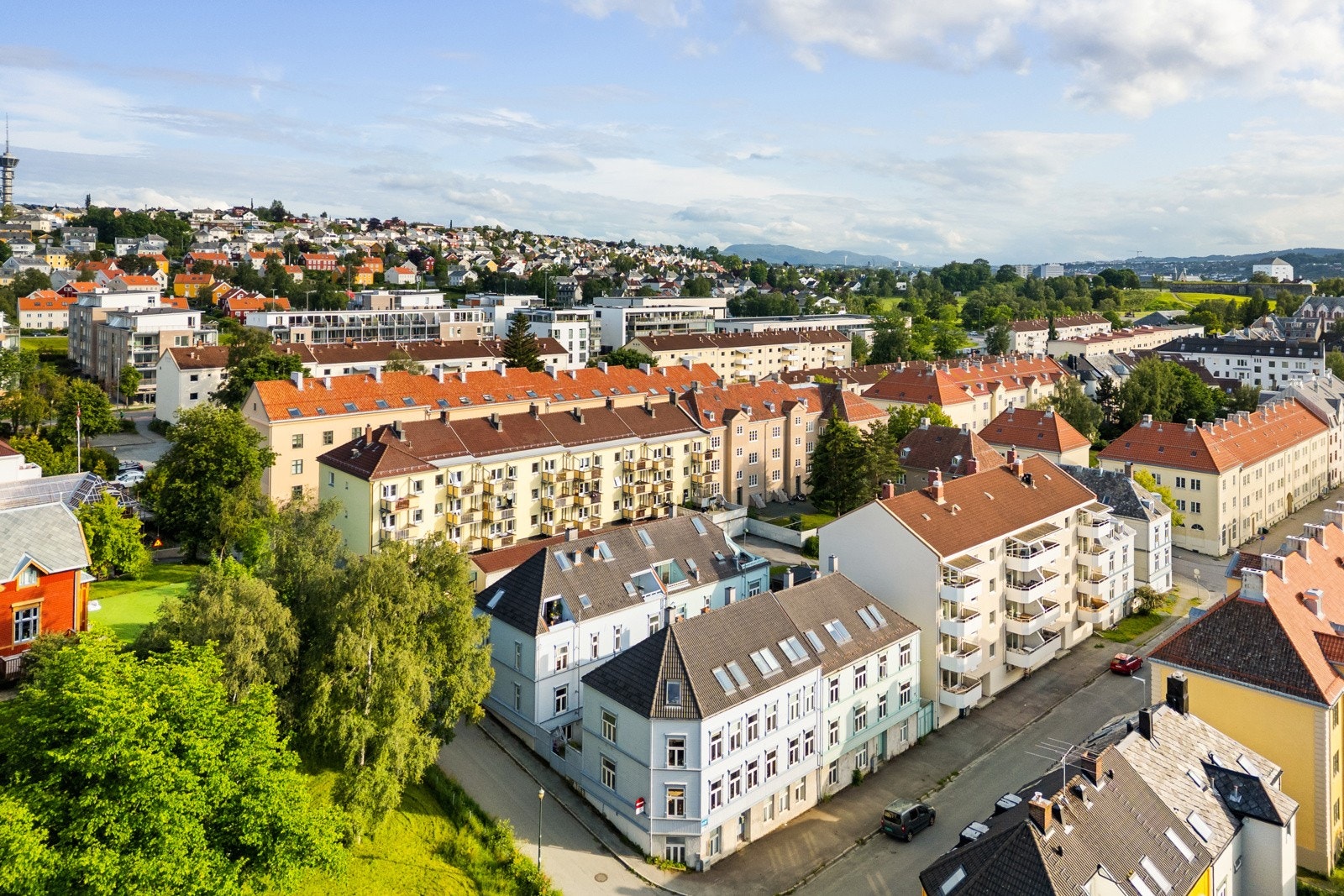 Fra leiligheten er det kort vei til både NTNU Gløshaugen, BI, Handelshøyskolen og øvrige studieinstitusjoner i Trondheim - en ideell plassering for studenter og urbane tilflyttere. Galleribilde