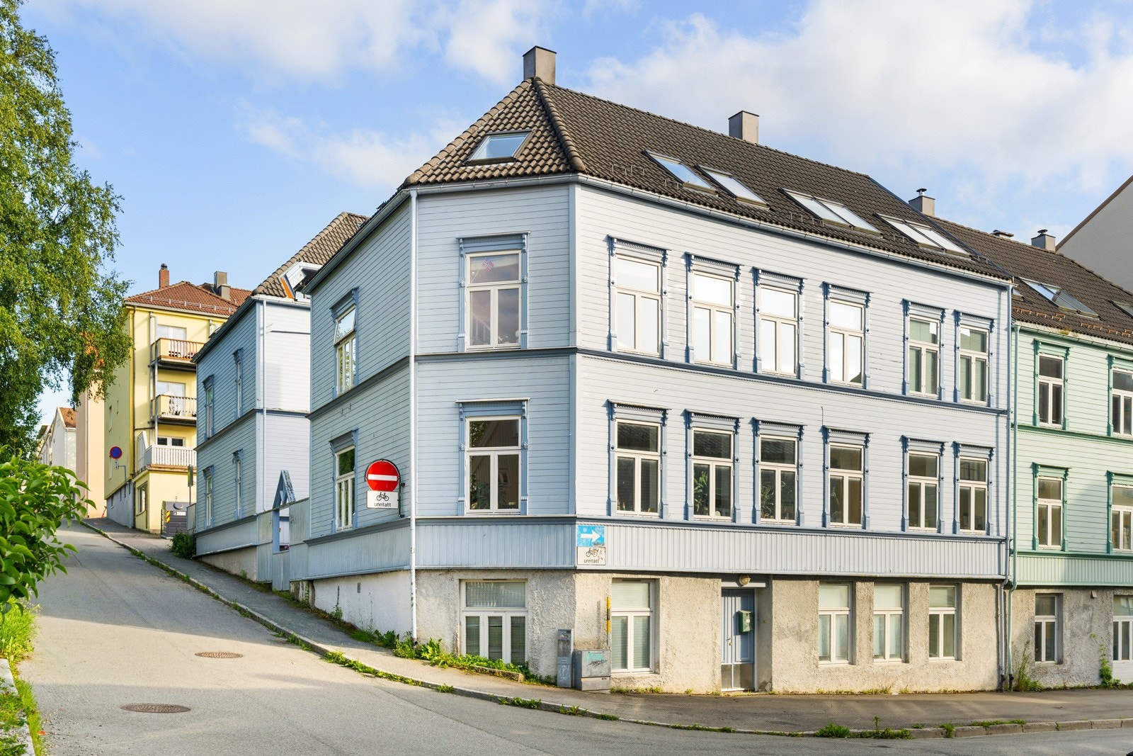 Bygården ble oppført i 1900, og har den karakteristiske sjarmen som kjennetegner eldre trehusbebyggelse i området. Leiligheten ligger i høy 1. etasje og har en gjennomtenkt og praktisk planløsning. Galleribilde
