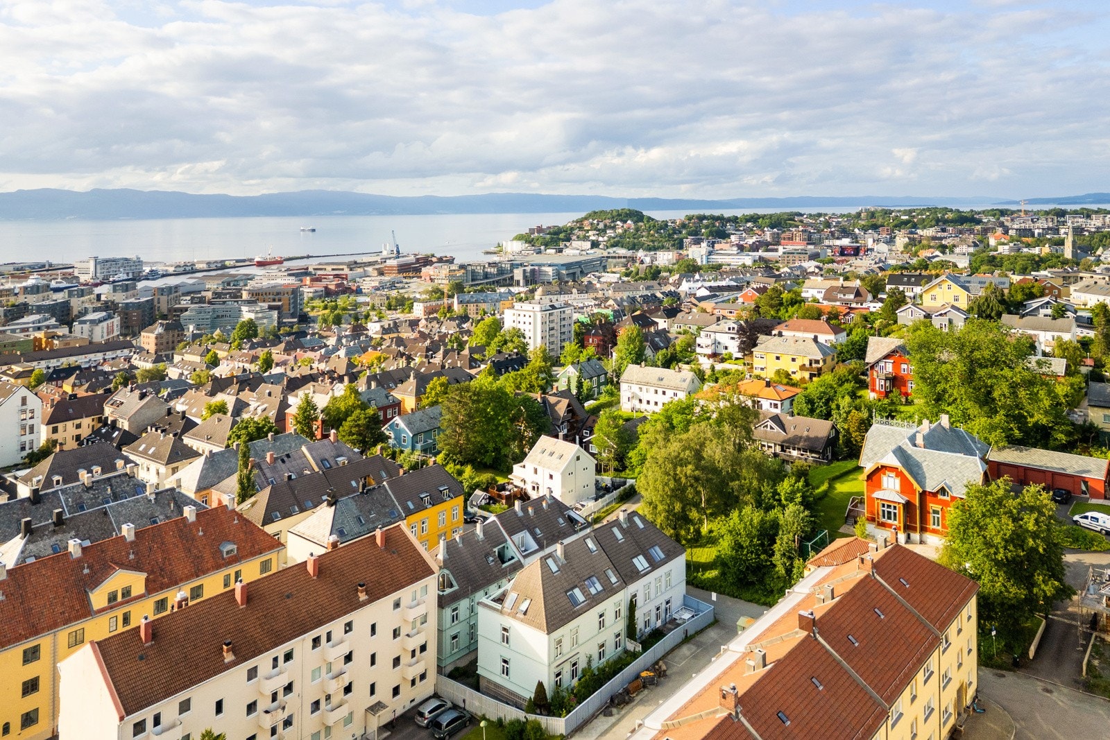 Her bor du i et sjarmerende og historisk område med kort vei til alt byen har å by på. Her har du Solsiden, byens mest pulserende restaurantområde, bare noen få minutters gange unna. Galleribilde
