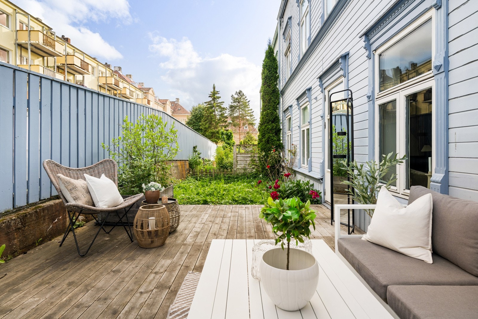 Prikken over i'en er uteplassen leiligheten har å by på. Galleribilde