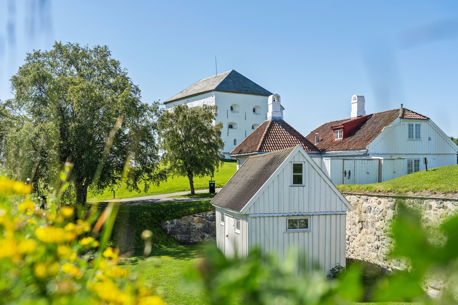 Festningsparken er et yndet sted for mange om sommeren med store grøntområder som innbyr til soling, grilling og ballspill. Galleribilde