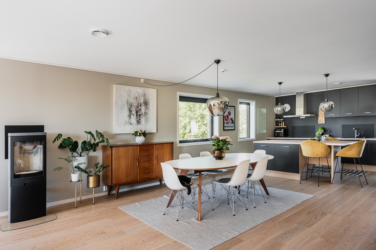 I boligens hovedplan finner du en stor og luftig stue i åpen løsning med spisestue og kjøkken på hele 67 kvm. Galleribilde