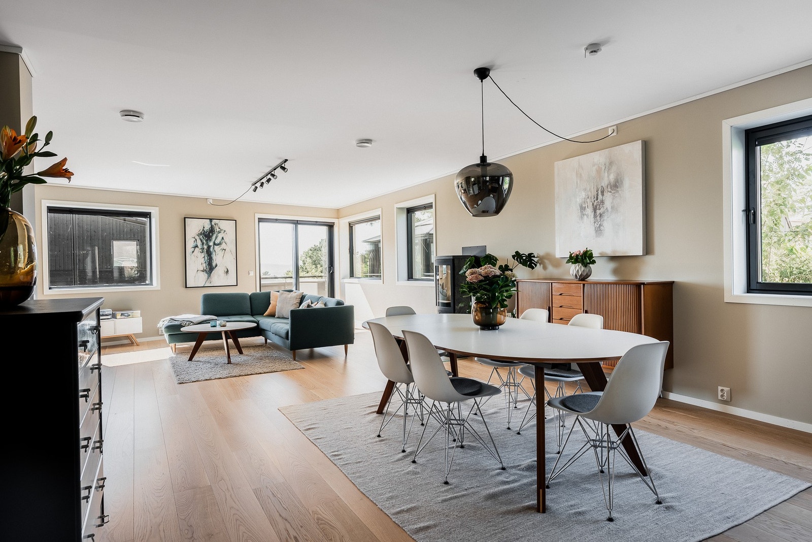 Utgang fra stuen til terrassene og hagen. Galleribilde