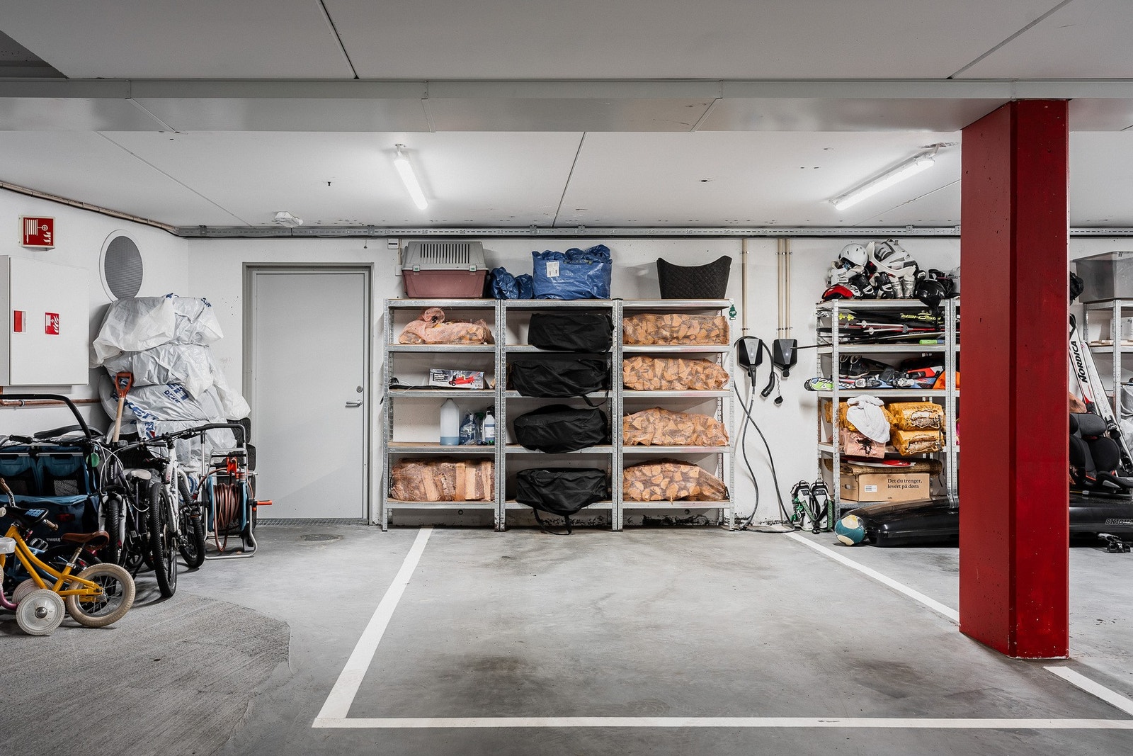 To garasjeplasser, begge med elbillader. Galleribilde