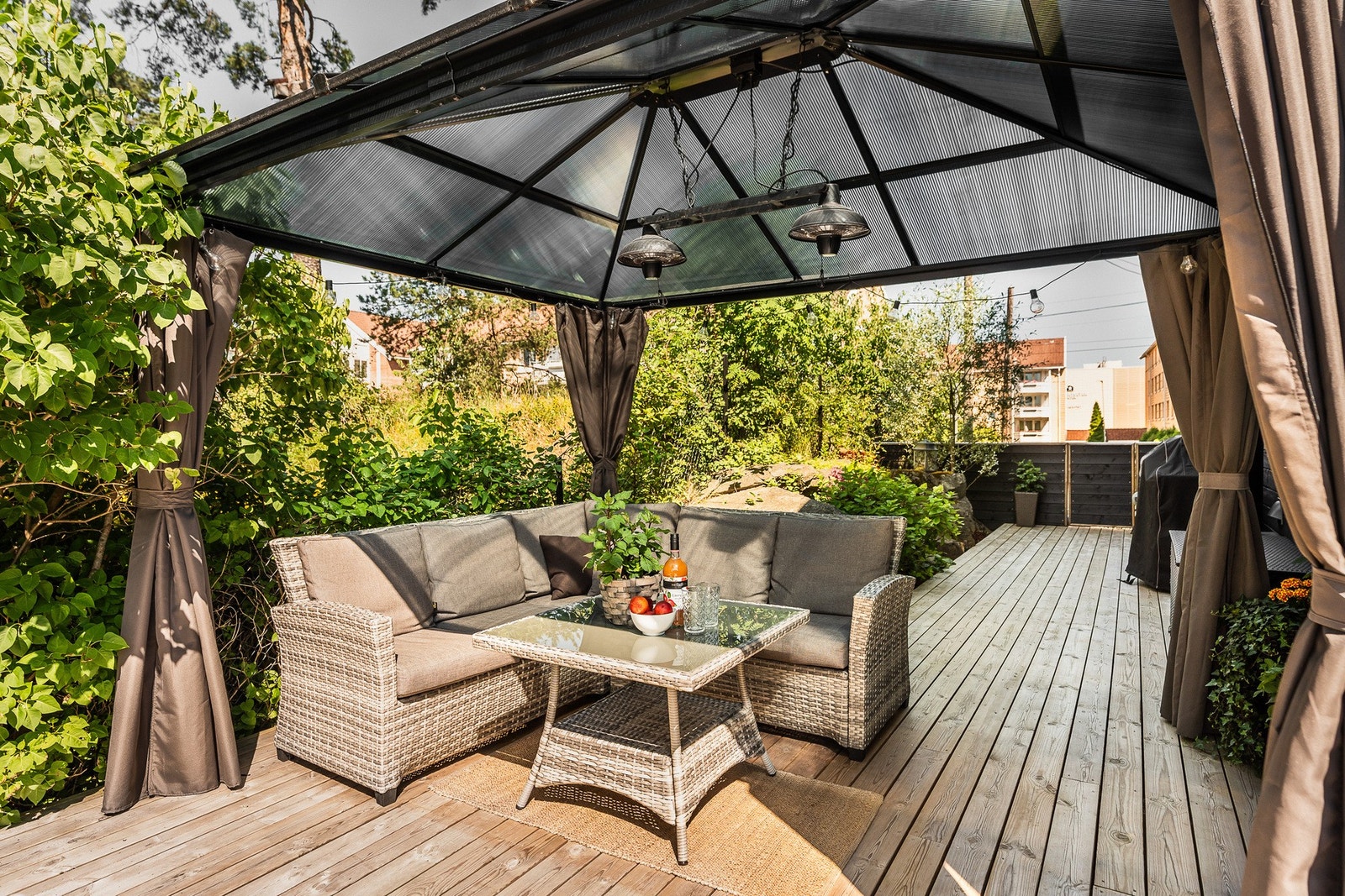 Terrassen er på ca. 50 kvm. med takoverbygg, varmelamper og levegg - perfekt for både grilling og lek. Galleribilde