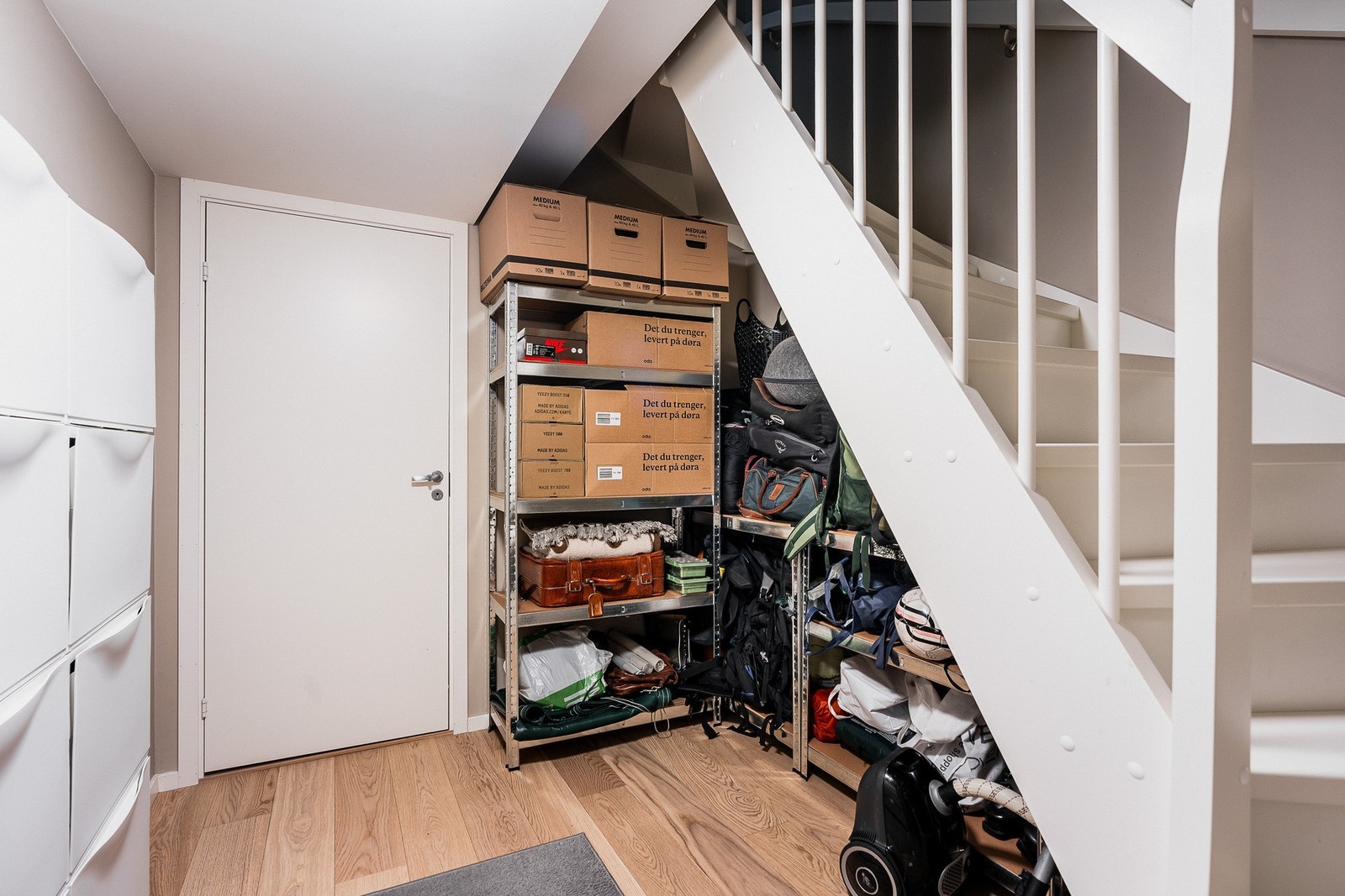 Fra trappegangen er det direkte adkomst til felles sluse og videre til garasjeanlegg. Galleribilde