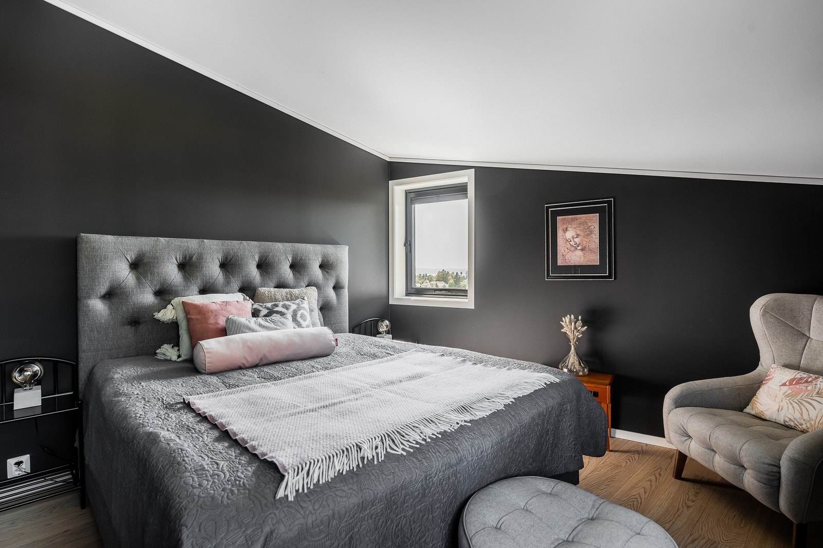 Denne etasjen har skråhimlinger og romhøyde opp mot 4 meter, noe som gir en svært romslig og luftig følelse. Galleribilde